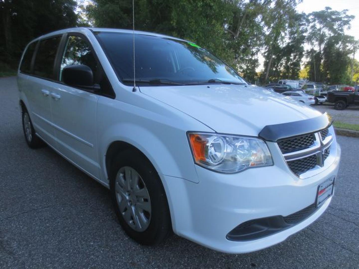 2016 White /Black Dodge Grand Caravan SE (2C4RDGBG5GR) with an 3.6 liter V-6 engine, Automatic transmission, located at 270 US Route 6, Mahopac, NY, 10541, (845) 621-0895, 41.349022, -73.755280 - Photo#1