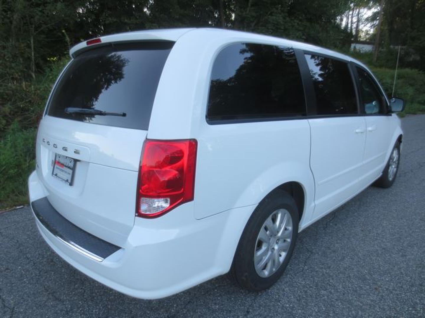 2016 White /Black Dodge Grand Caravan SE (2C4RDGBG5GR) with an 3.6 liter V-6 engine, Automatic transmission, located at 270 US Route 6, Mahopac, NY, 10541, (845) 621-0895, 41.349022, -73.755280 - Photo#3