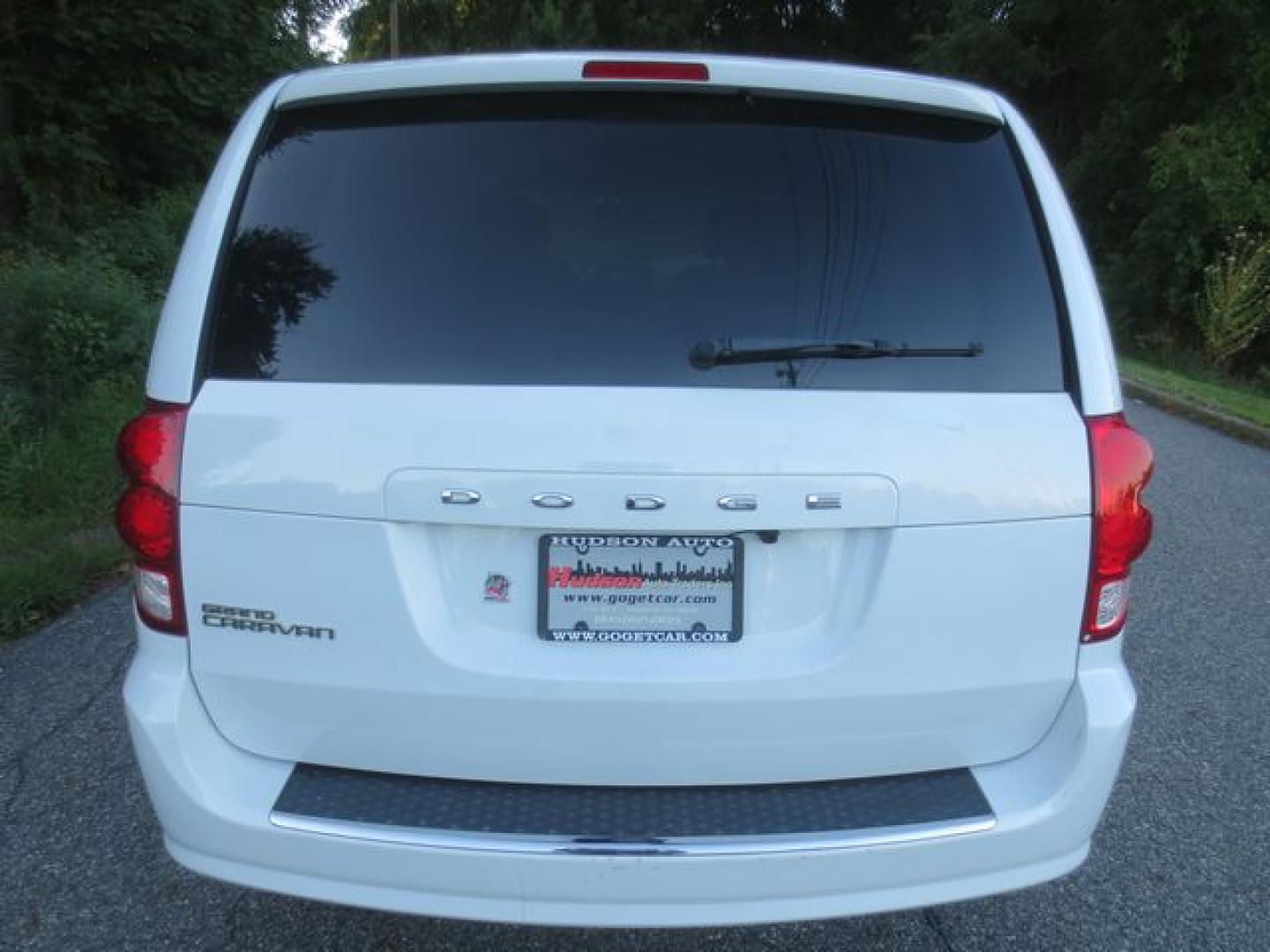 2016 White /Black Dodge Grand Caravan SE (2C4RDGBG5GR) with an 3.6 liter V-6 engine, Automatic transmission, located at 270 US Route 6, Mahopac, NY, 10541, (845) 621-0895, 41.349022, -73.755280 - Photo#5