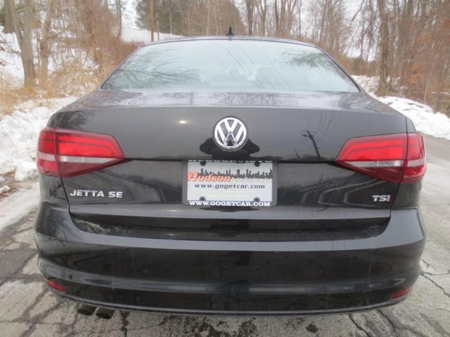 2017 Volkswagen Jetta SE (3VWB67AJ3HM) with an 1.4L L4 DOHC 20V engine, 5-speed manual transmission, located at 270 US Route 6, Mahopac, NY, 10541, (845) 621-0895, 41.349022, -73.755280 - Photo#5