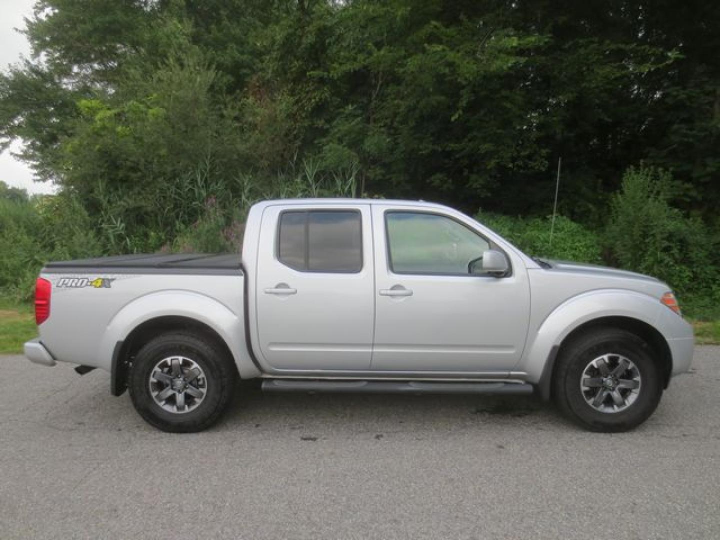 2014 /Gray Nissan Frontier PRO-4X (1N6AD0EVXEN) with an 4.0L V6 DOHC 24V engine, 5-Speed Automatic transmission, located at 270 US Route 6, Mahopac, NY, 10541, (845) 621-0895, 41.349022, -73.755280 - Photo#11