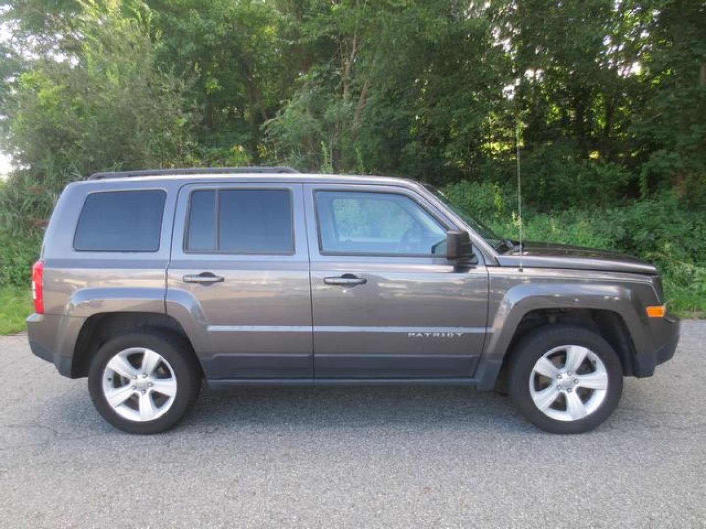 2016 Gray /Gray Jeep Patriot Latitude 4WD (1C4NJRFB1GD) with an 2.4L L4 DOHC 16V engine, Automatic transmission, located at 270 US Route 6, Mahopac, NY, 10541, (845) 621-0895, 41.349022, -73.755280 - Photo#9