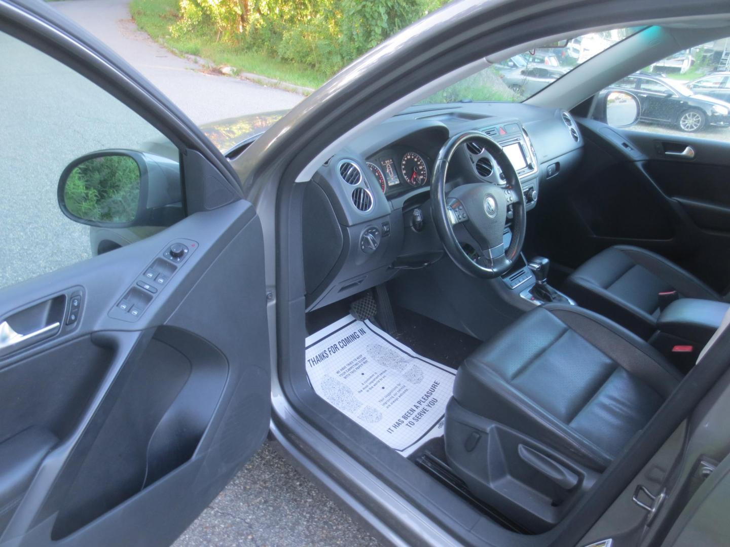 2010 Gray /Black Volkswagen Tiguan SE 4Motion (WVGBV7AX5AW) with an 2.0L L4 DOHC 16V TURBO engine, 6-Speed Automatic transmission, located at 270 US Route 6, Mahopac, NY, 10541, (845) 621-0895, 41.349022, -73.755280 - Photo#6