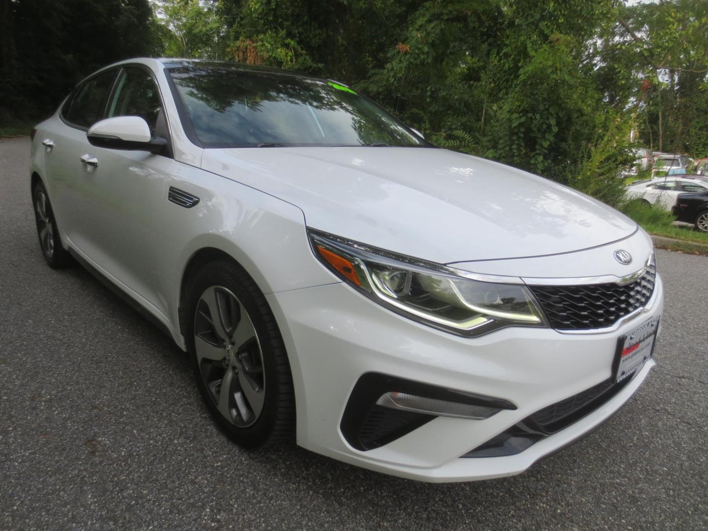 2019 White /Black Kia Optima s (5XXGT4L30KG) with an 2.4L L4 DOHC 16V engine, Automatic transmission, located at 270 US Route 6, Mahopac, NY, 10541, (845) 621-0895, 41.349022, -73.755280 - Photo#1