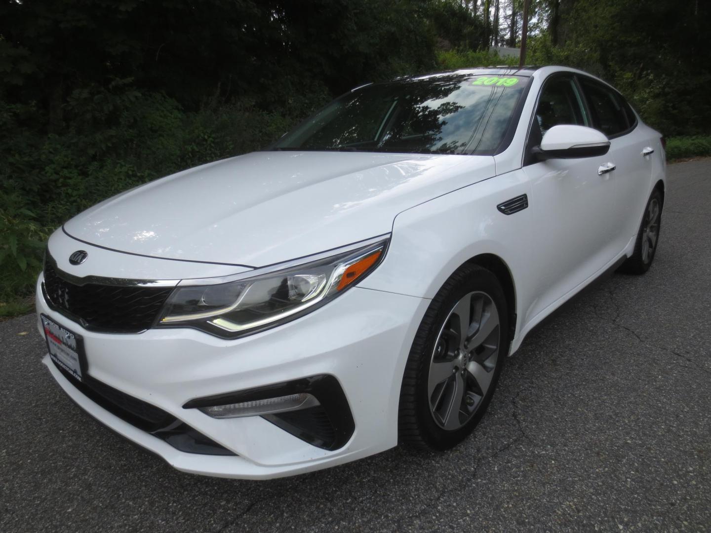 2019 White /Black Kia Optima s (5XXGT4L30KG) with an 2.4L L4 DOHC 16V engine, Automatic transmission, located at 270 US Route 6, Mahopac, NY, 10541, (845) 621-0895, 41.349022, -73.755280 - Photo#0