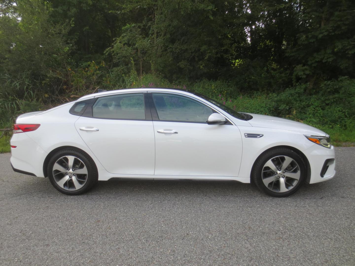 2019 White /Black Kia Optima s (5XXGT4L30KG) with an 2.4L L4 DOHC 16V engine, Automatic transmission, located at 270 US Route 6, Mahopac, NY, 10541, (845) 621-0895, 41.349022, -73.755280 - Photo#11