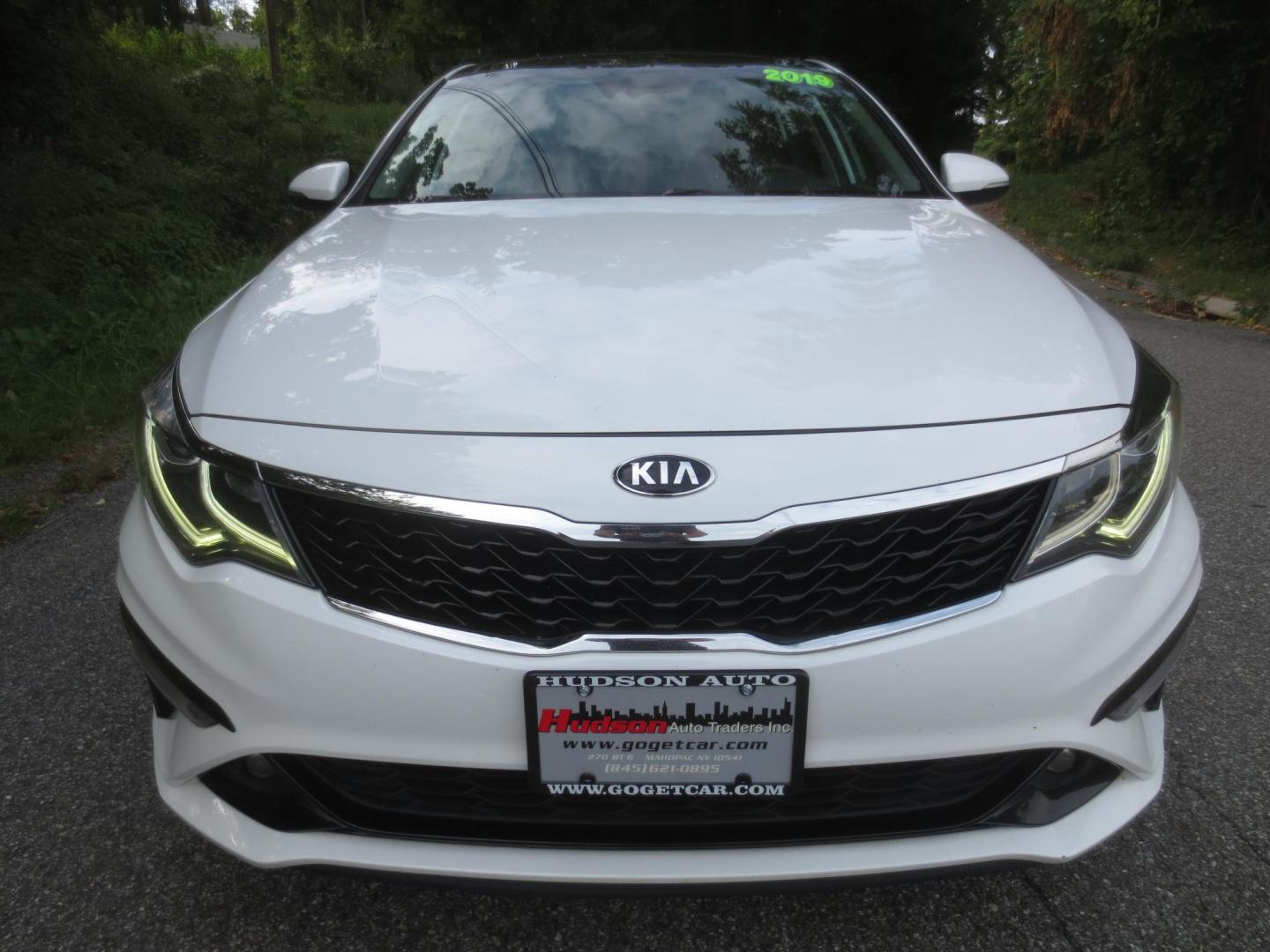 2019 White /Black Kia Optima s (5XXGT4L30KG) with an 2.4L L4 DOHC 16V engine, Automatic transmission, located at 270 US Route 6, Mahopac, NY, 10541, (845) 621-0895, 41.349022, -73.755280 - Photo#2