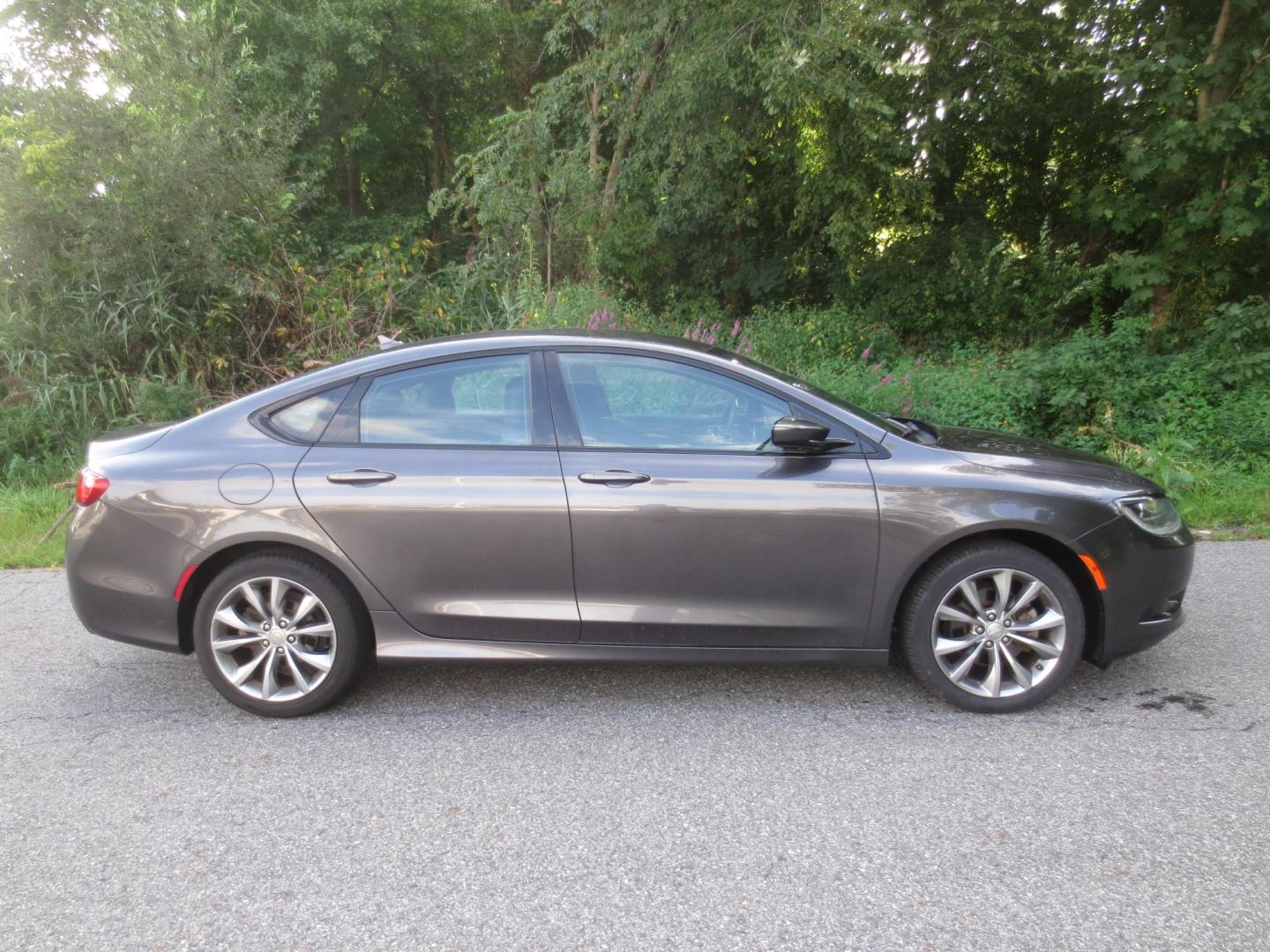 2016 Gray /Black Blue Chrysler 200 S (1C3CCCBB1GN) with an 2.4L L4 DOHC 16V engine, Automatic transmission, located at 270 US Route 6, Mahopac, NY, 10541, (845) 621-0895, 41.349022, -73.755280 - Photo#10