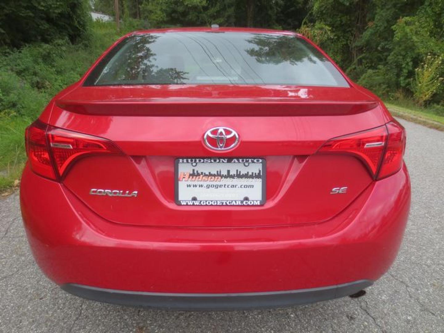 2018 Red /Black Toyota Corolla SE (2T1BURHE5JC) with an 1.8L L4 DOHC 16V engine, Automatic transmission, located at 270 US Route 6, Mahopac, NY, 10541, (845) 621-0895, 41.349022, -73.755280 - Photo#5