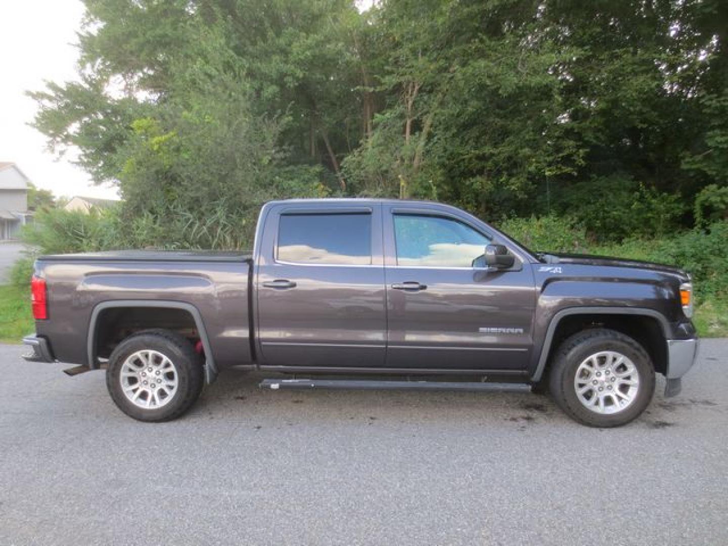 2014 Gray /Gray GMC Sierra 1500 SLE Crew Cab 4WD (3GTU2UEC5EG) with an 5.3L V8 OHV 16V engine, 6-Speed Automatic transmission, located at 270 US Route 6, Mahopac, NY, 10541, (845) 621-0895, 41.349022, -73.755280 - Photo#12