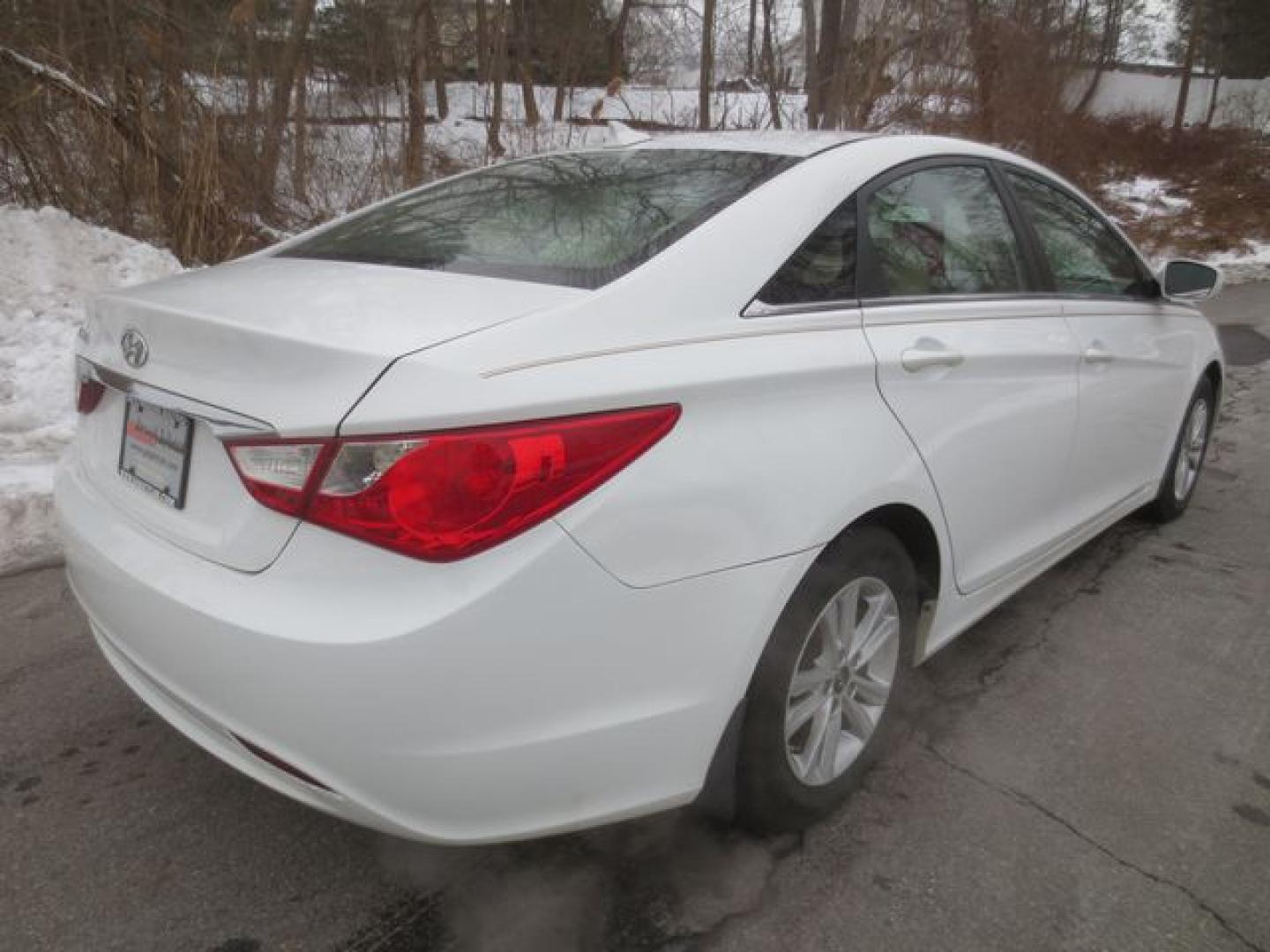 2012 White /Beige Hyundai Sonata GLS (5NPEB4AC5CH) with an 2.4L L4 DOHC 16V engine, Automatic transmission, located at 270 US Route 6, Mahopac, NY, 10541, (845) 621-0895, 41.349022, -73.755280 - Photo#3