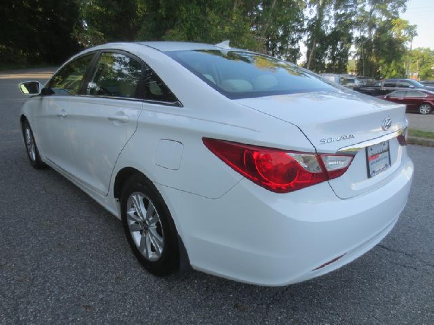 2012 White /Beige Hyundai Sonata GLS (5NPEB4AC5CH) with an 2.4L L4 DOHC 16V engine, Automatic transmission, located at 270 US Route 6, Mahopac, NY, 10541, (845) 621-0895, 41.349022, -73.755280 - Photo#4