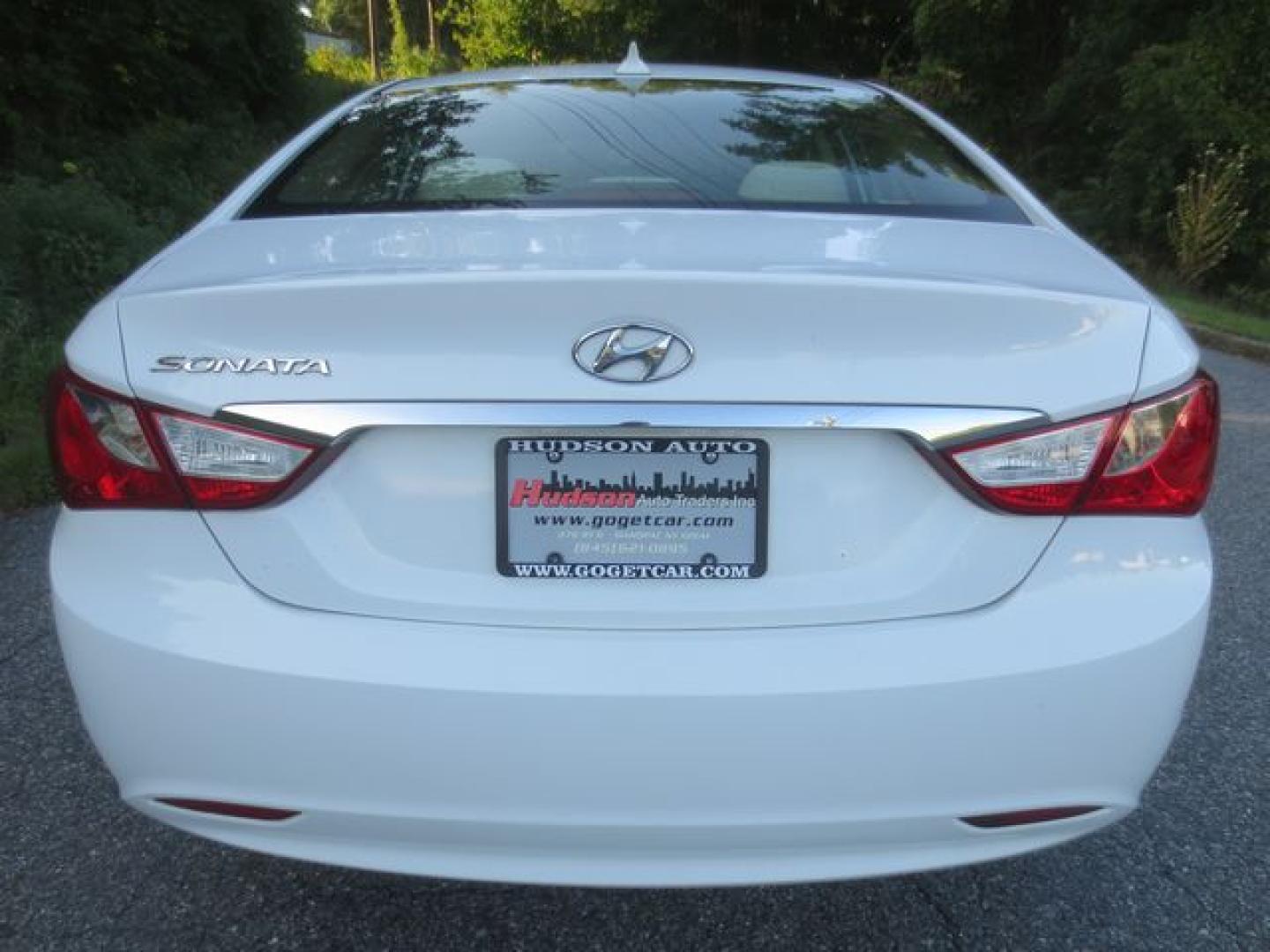 2012 White /Beige Hyundai Sonata GLS (5NPEB4AC5CH) with an 2.4L L4 DOHC 16V engine, Automatic transmission, located at 270 US Route 6, Mahopac, NY, 10541, (845) 621-0895, 41.349022, -73.755280 - Photo#5