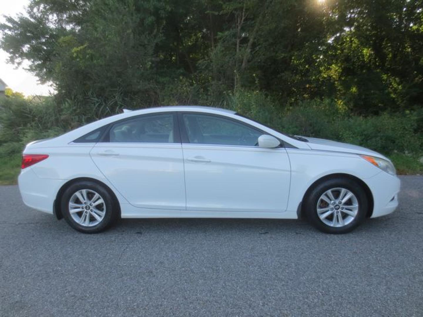 2012 White /Beige Hyundai Sonata GLS (5NPEB4AC5CH) with an 2.4L L4 DOHC 16V engine, Automatic transmission, located at 270 US Route 6, Mahopac, NY, 10541, (845) 621-0895, 41.349022, -73.755280 - Photo#9