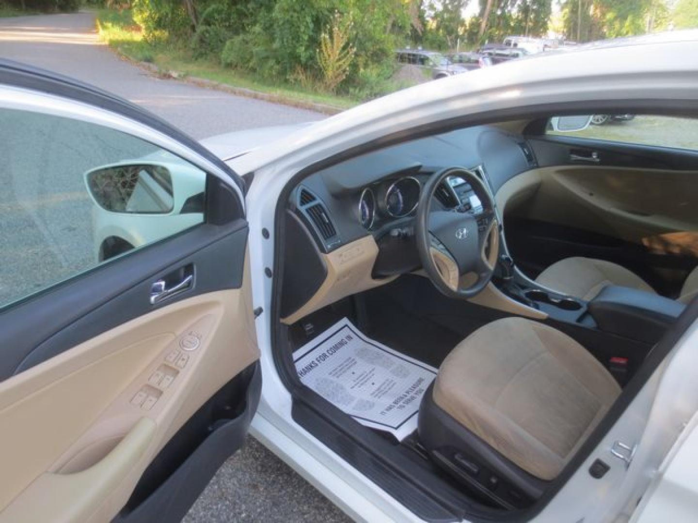 2012 White /Beige Hyundai Sonata GLS (5NPEB4AC5CH) with an 2.4L L4 DOHC 16V engine, Automatic transmission, located at 270 US Route 6, Mahopac, NY, 10541, (845) 621-0895, 41.349022, -73.755280 - Photo#6