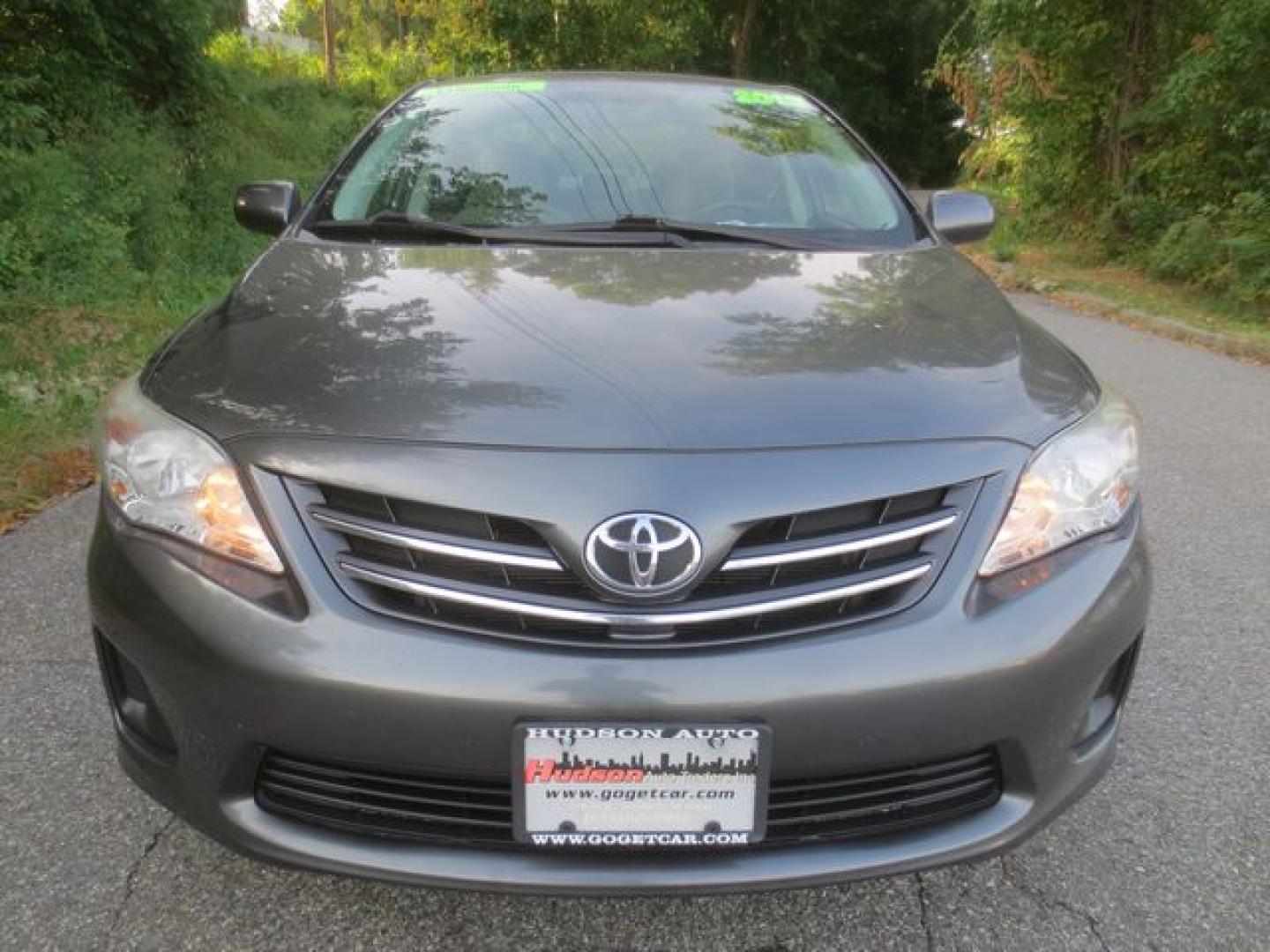 2013 Gray /Gray Toyota Corolla LE (2T1BU4EE7DC) with an 1.8L L4 DOHC 16V engine, Automatic transmission, located at 270 US Route 6, Mahopac, NY, 10541, (845) 621-0895, 41.349022, -73.755280 - Photo#2