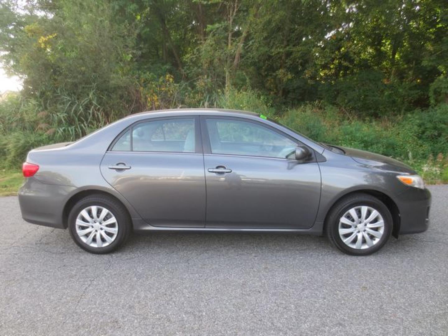 2013 Gray /Gray Toyota Corolla LE (2T1BU4EE7DC) with an 1.8L L4 DOHC 16V engine, Automatic transmission, located at 270 US Route 6, Mahopac, NY, 10541, (845) 621-0895, 41.349022, -73.755280 - Photo#9