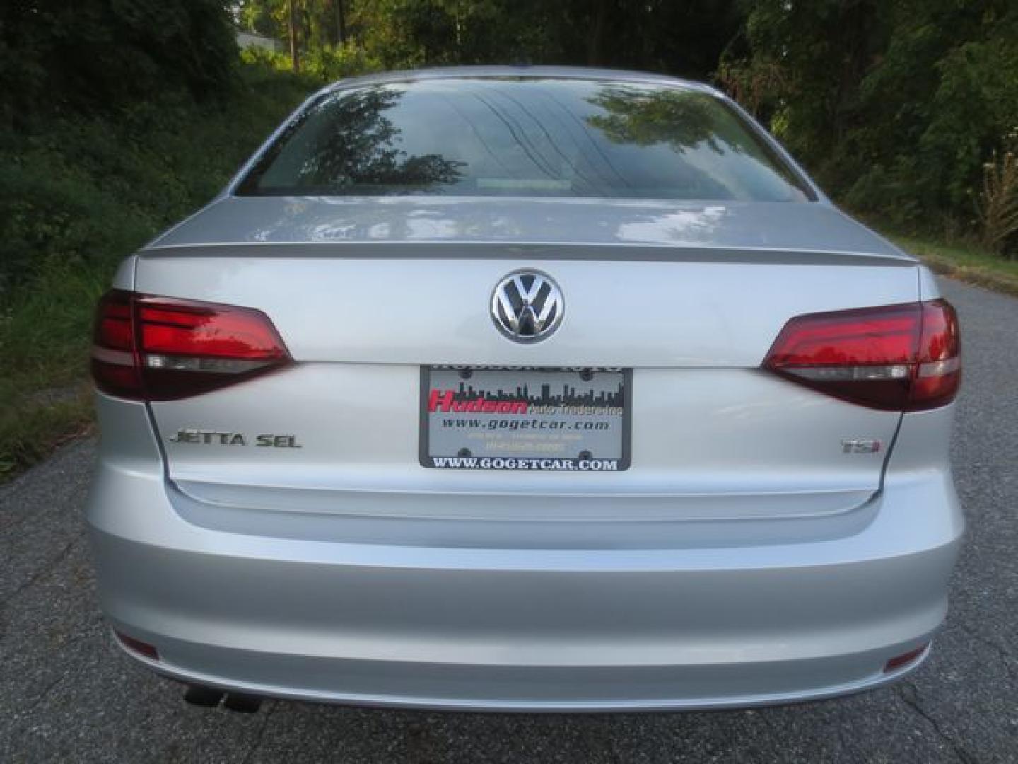 2016 Silver /Black Volkswagen Jetta SEL (3VWL17AJXGM) with an 1.8L L4 DOHC 20V engine, Automatic transmission, located at 270 US Route 6, Mahopac, NY, 10541, (845) 621-0895, 41.349022, -73.755280 - Photo#5