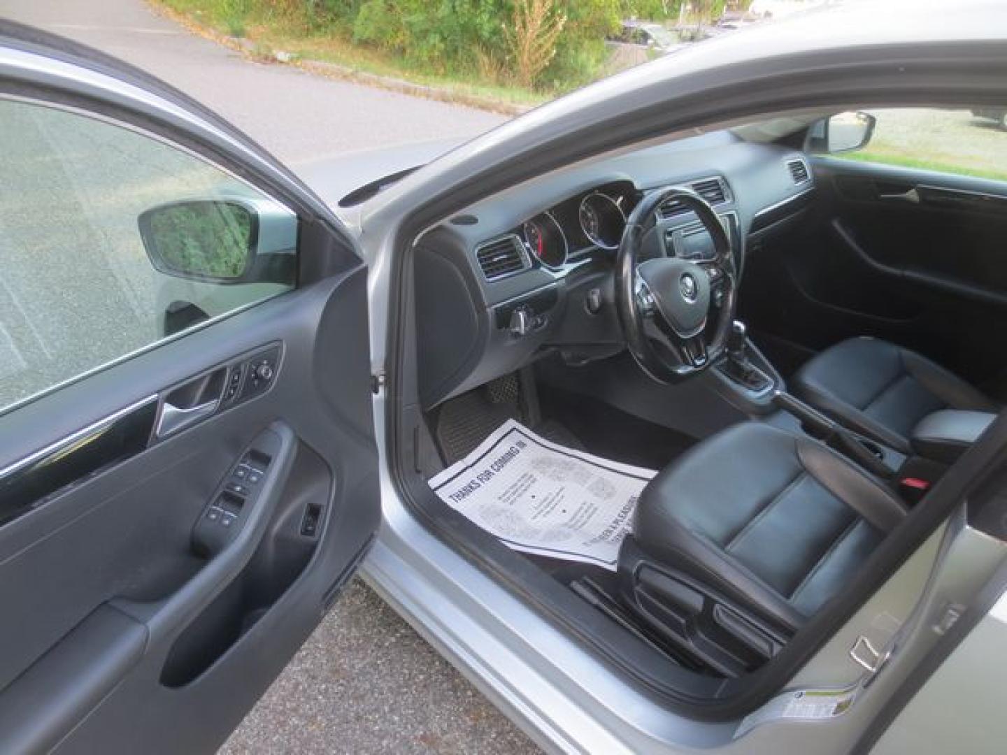 2016 Silver /Black Volkswagen Jetta SEL (3VWL17AJXGM) with an 1.8L L4 DOHC 20V engine, Automatic transmission, located at 270 US Route 6, Mahopac, NY, 10541, (845) 621-0895, 41.349022, -73.755280 - Photo#6