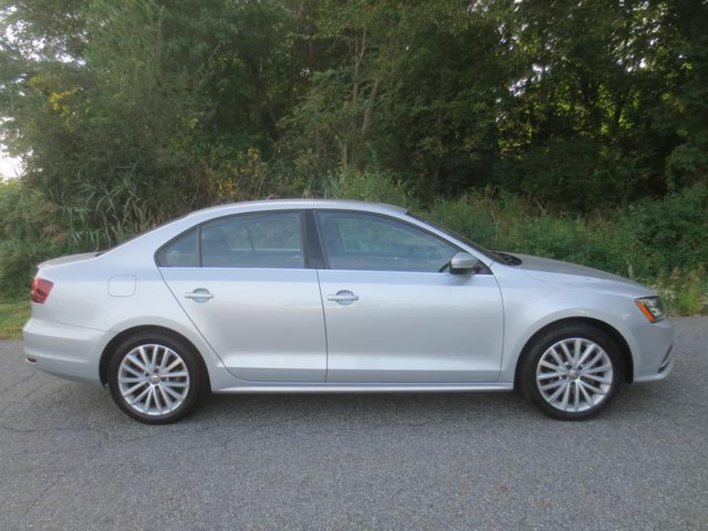 2016 Silver /Black Volkswagen Jetta SEL (3VWL17AJXGM) with an 1.8L L4 DOHC 20V engine, Automatic transmission, located at 270 US Route 6, Mahopac, NY, 10541, (845) 621-0895, 41.349022, -73.755280 - Photo#9