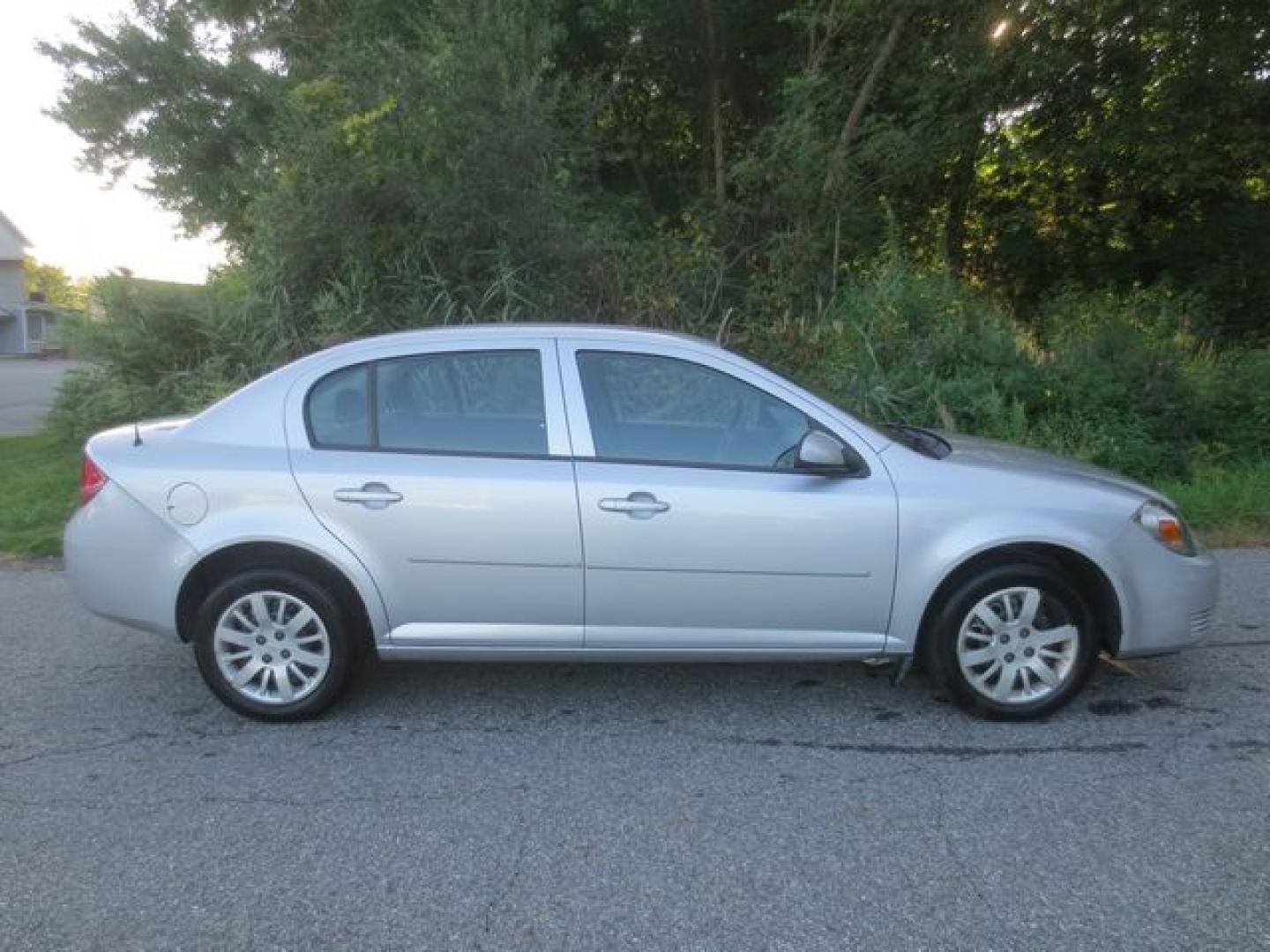 2010 Silver /Gray Chevrolet Cobalt LT1 Sedan (1G1AD5F51A7) with an 2.2L L4 DOHC 16V engine, 4-Speed Automatic transmission, located at 270 US Route 6, Mahopac, NY, 10541, (845) 621-0895, 41.349022, -73.755280 - Photo#9