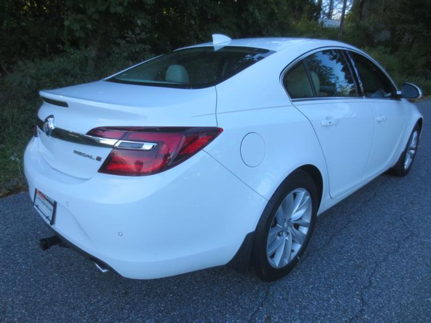 2017 Buick Regal Premium II (2G4GR5GX2H9) with an 2.0L L4 DOHC 16V TURBO engine, Auto transmission, located at 270 US Route 6, Mahopac, NY, 10541, (845) 621-0895, 41.349022, -73.755280 - Photo#3