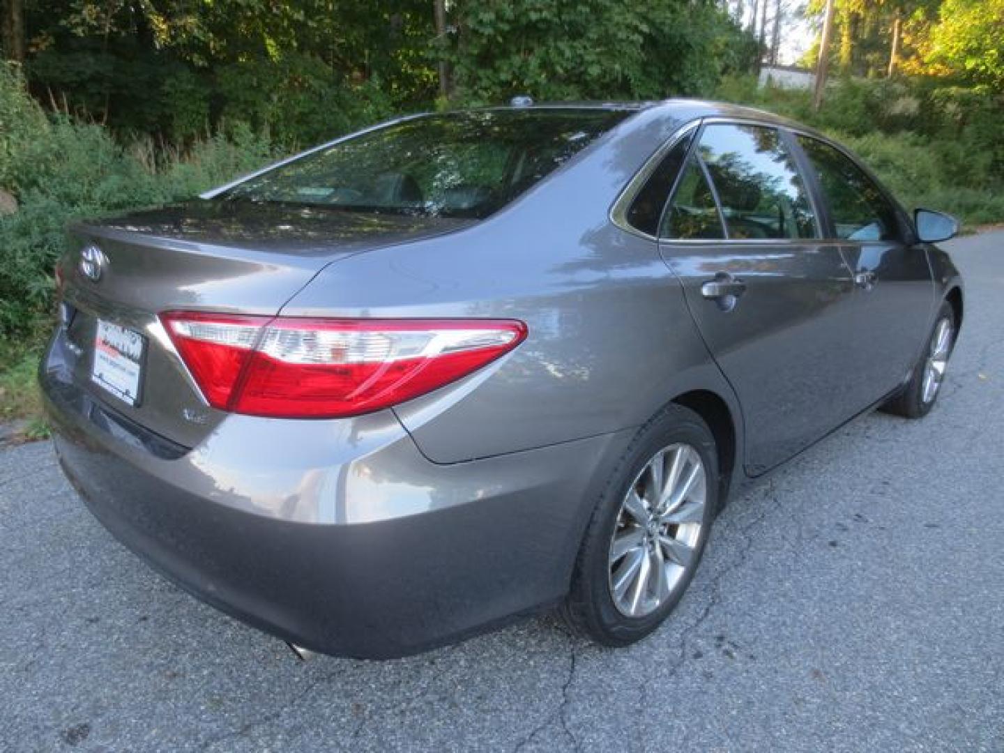 2016 Toyota Camry XLE (4T1BF1FKXGU) with an 2.5L L4 DOHC 16V engine, 6-Speed Automatic transmission, located at 270 US Route 6, Mahopac, NY, 10541, (845) 621-0895, 41.349022, -73.755280 - Photo#3