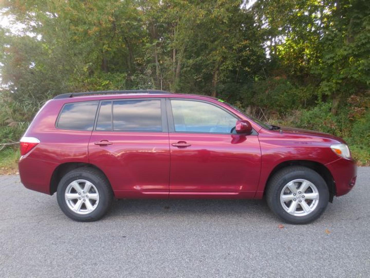 2008 Red /Gray Toyota Highlander Base (JTEDS41AX82) with an 3.5L V6 DOHC 24V engine, 5-Speed Automatic Overdrive transmission, located at 270 US Route 6, Mahopac, NY, 10541, (845) 621-0895, 41.349022, -73.755280 - Photo#9