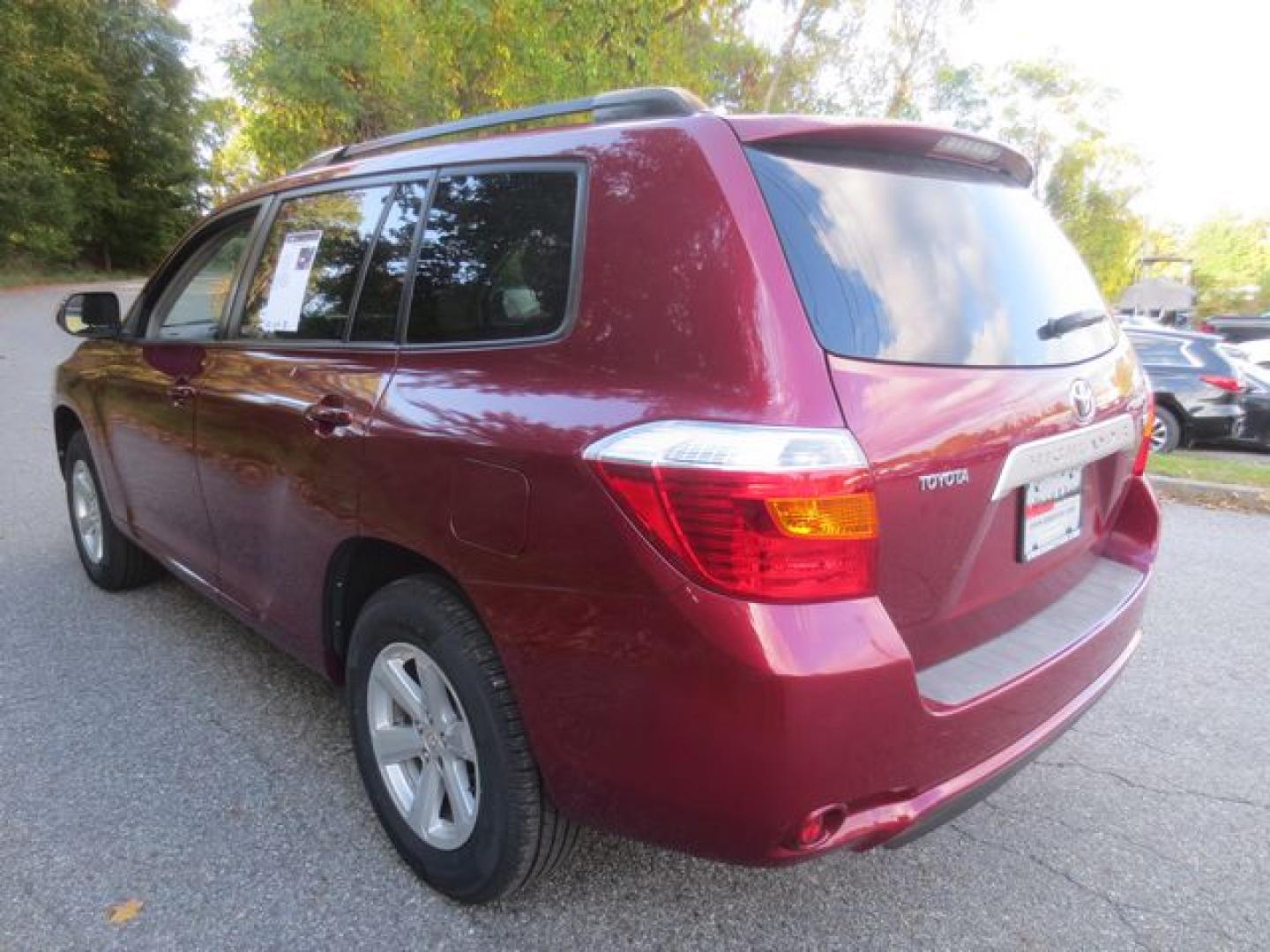 2008 Red /Gray Toyota Highlander Base (JTEDS41AX82) with an 3.5L V6 DOHC 24V engine, 5-Speed Automatic Overdrive transmission, located at 270 US Route 6, Mahopac, NY, 10541, (845) 621-0895, 41.349022, -73.755280 - Photo#3