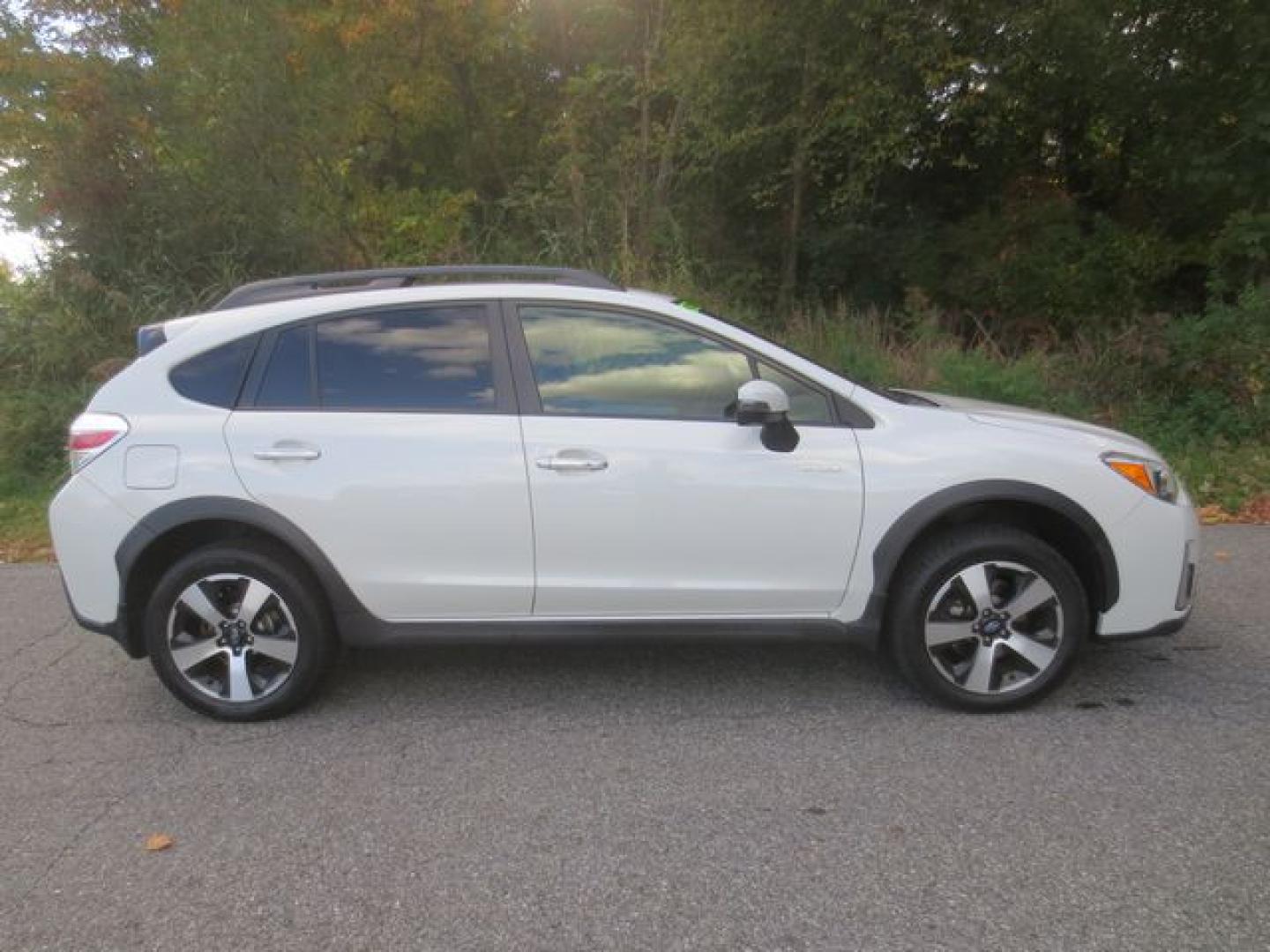 2016 White /Beige Subaru XV Crosstrek Hybrid Touring (JF2GPBLC7GH) with an 2.0L L4 DOHC 16V HYBRID engine, Automatic transmission, located at 270 US Route 6, Mahopac, NY, 10541, (845) 621-0895, 41.349022, -73.755280 - Photo#10