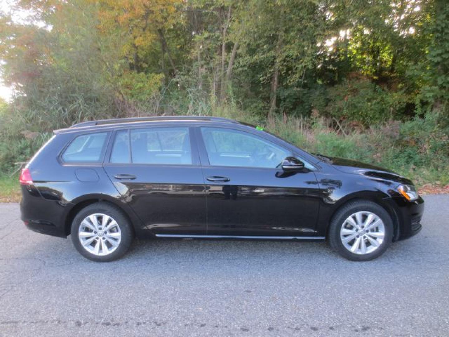 2017 Black /Black Volkswagen Golf SportWagen S (3VW017AU0HM) with an 1.8L L4 engine, Automatic transmission, located at 270 US Route 6, Mahopac, NY, 10541, (845) 621-0895, 41.349022, -73.755280 - Photo#10