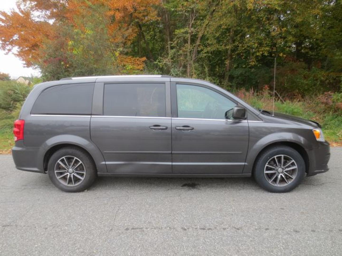 2017 Gray /Gray Dodge Grand Caravan SXT (2C4RDGCG0HR) with an 3.6L V6 DOHC 24V engine, 6A transmission, located at 270 US Route 6, Mahopac, NY, 10541, (845) 621-0895, 41.349022, -73.755280 - Photo#10