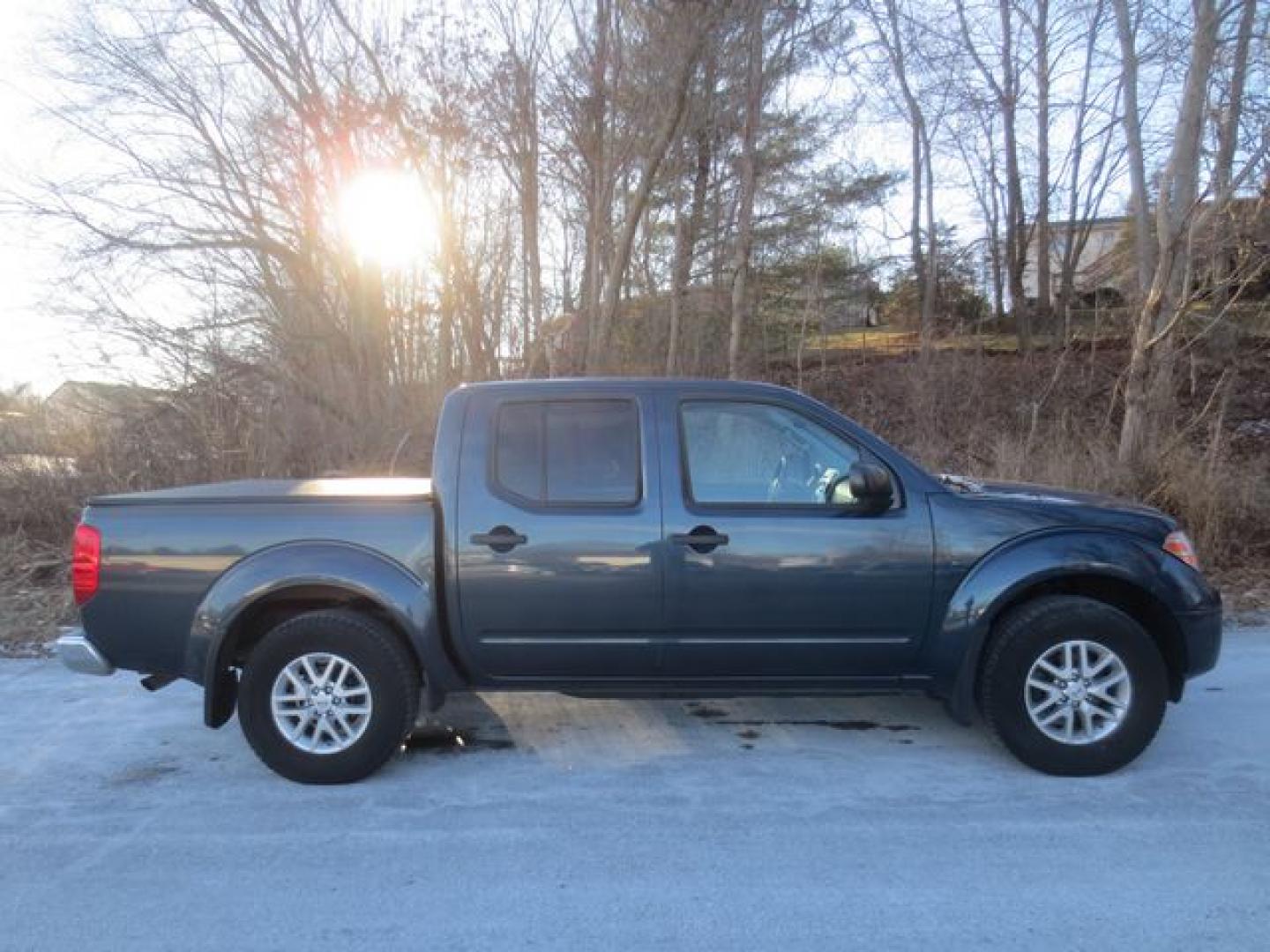 2016 Blue /Gray Nissan Frontier Crew Cab SE (1N6AD0EV9GN) with an 4.0L V6 DOHC 24V engine, 5A transmission, located at 270 US Route 6, Mahopac, NY, 10541, (845) 621-0895, 41.349022, -73.755280 - Photo#11