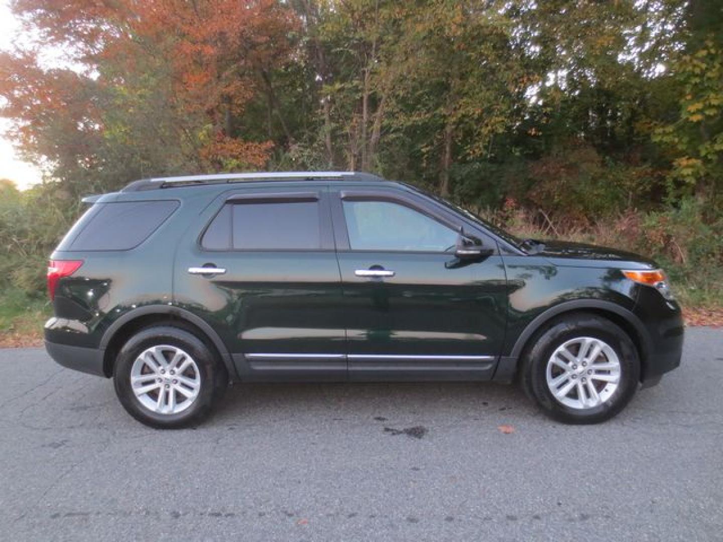 2013 Green /Black Ford Explorer XLT 4WD (1FM5K8D84DG) with an 3.5L V6 DOHC 24V engine, 6-Speed Automatic transmission, located at 270 US Route 6, Mahopac, NY, 10541, (845) 621-0895, 41.349022, -73.755280 - Photo#11