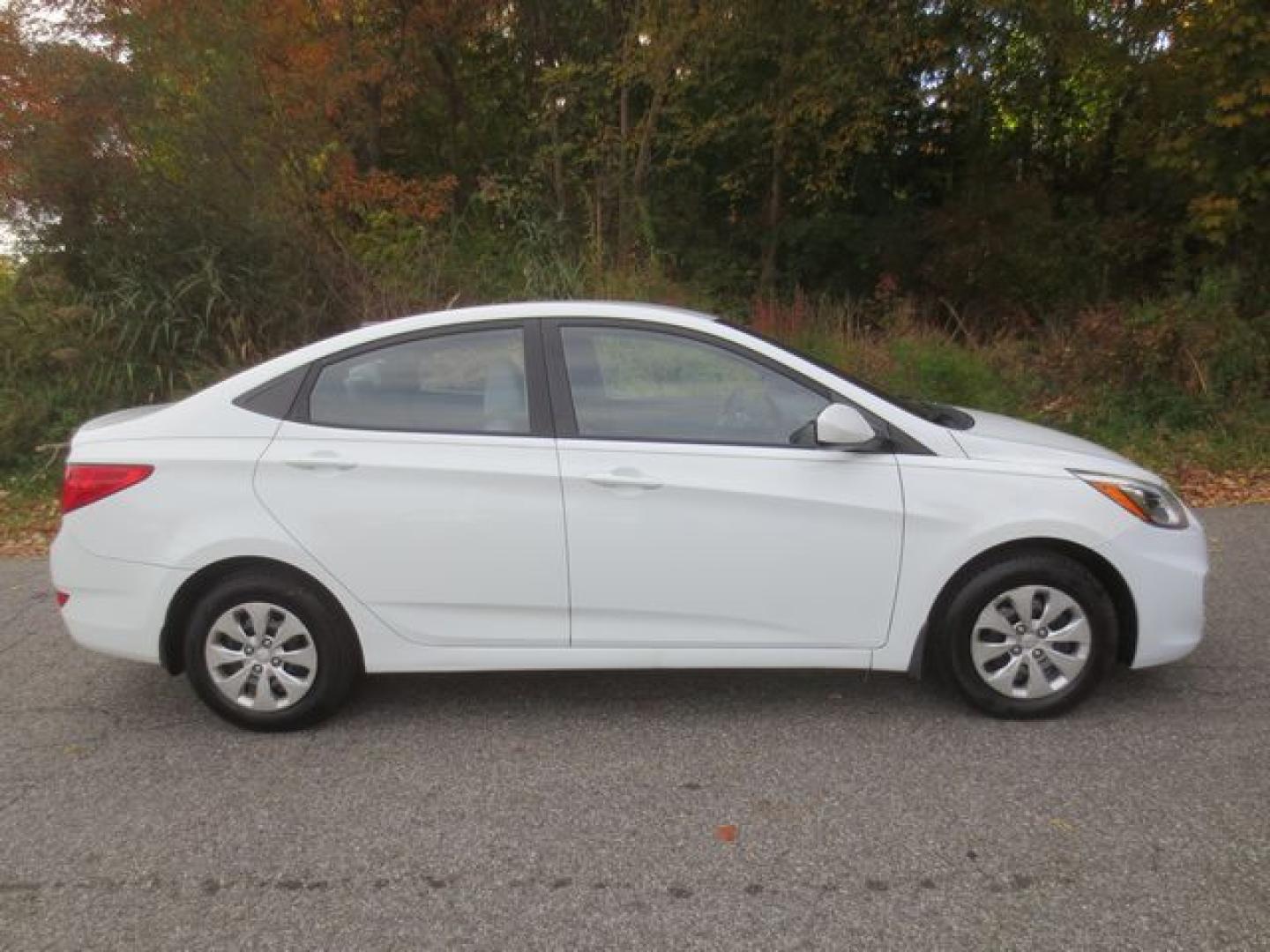 2016 White /Gray Hyundai Accent SE 4-Door 6A (KMHCT4AE7GU) with an 1.6L L4 DOHC 16V engine, 6-SPEED MANUAL transmission, located at 270 US Route 6, Mahopac, NY, 10541, (845) 621-0895, 41.349022, -73.755280 - Photo#9