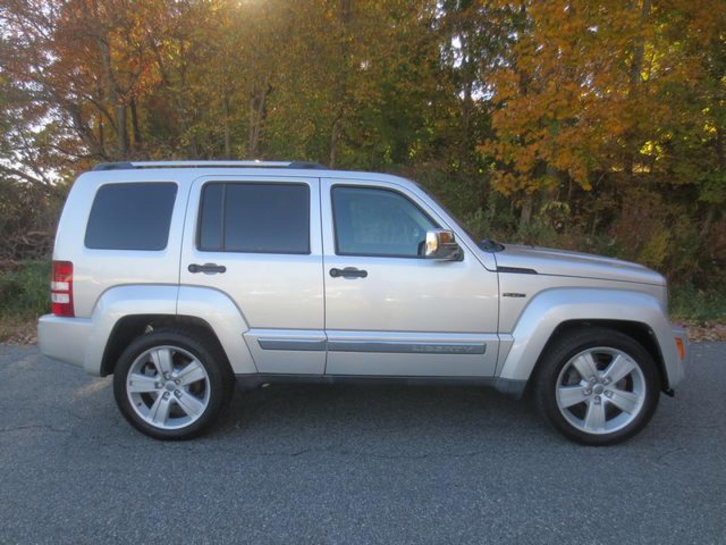 2011 Silver /Gray Jeep Liberty Sport JET (1J4PN2GK4BW) with an 3.7L V6 SOHC 12V engine, 4-Speed Automatic transmission, located at 270 US Route 6, Mahopac, NY, 10541, (845) 621-0895, 41.349022, -73.755280 - Photo#9