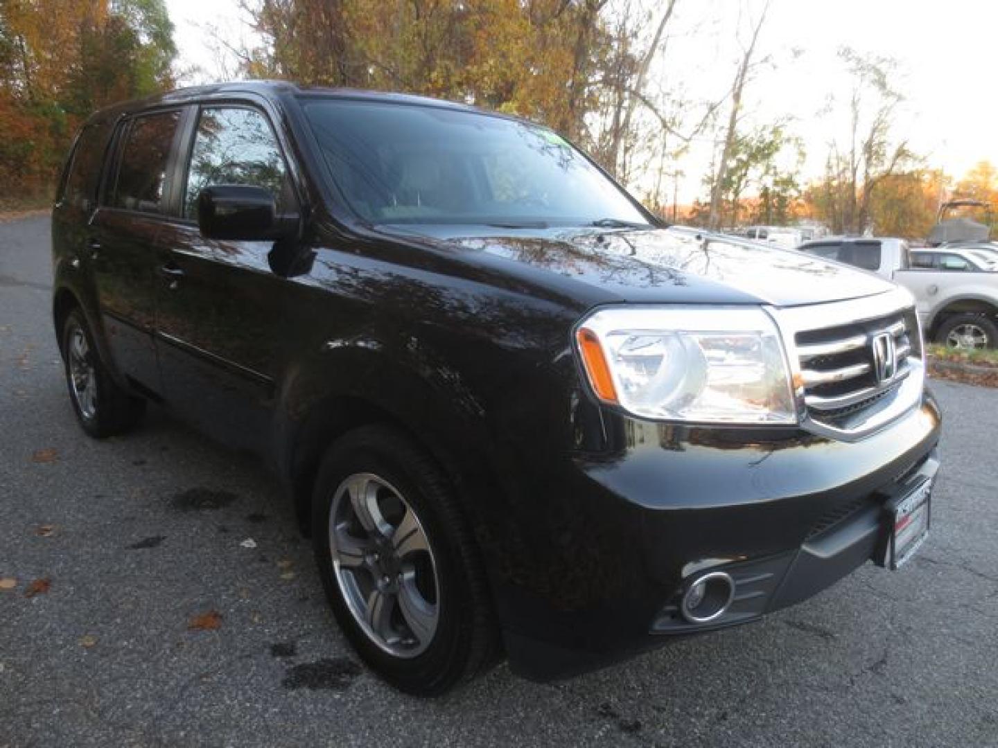 2015 Black /Gray Honda Pilot SE 4WD (5FNYF4H38FB) with an 3.5L V6 SOHC 24V engine, 5-Speed Automatic transmission, located at 270 US Route 6, Mahopac, NY, 10541, (845) 621-0895, 41.349022, -73.755280 - Photo#1