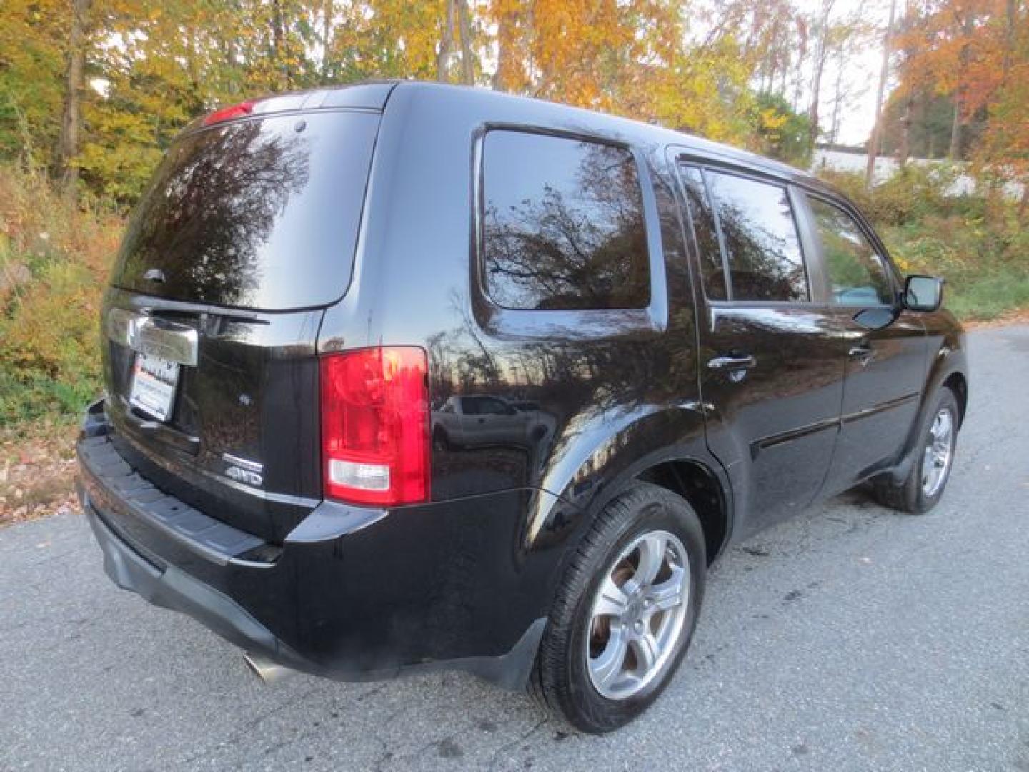 2015 Black /Gray Honda Pilot SE 4WD (5FNYF4H38FB) with an 3.5L V6 SOHC 24V engine, 5-Speed Automatic transmission, located at 270 US Route 6, Mahopac, NY, 10541, (845) 621-0895, 41.349022, -73.755280 - Photo#3