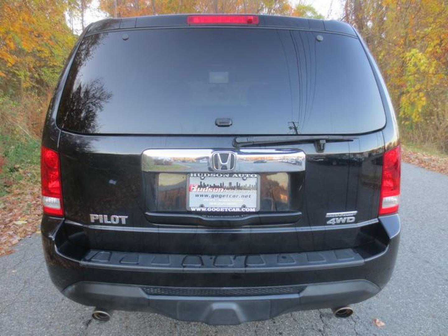 2015 Black /Gray Honda Pilot SE 4WD (5FNYF4H38FB) with an 3.5L V6 SOHC 24V engine, 5-Speed Automatic transmission, located at 270 US Route 6, Mahopac, NY, 10541, (845) 621-0895, 41.349022, -73.755280 - Photo#5