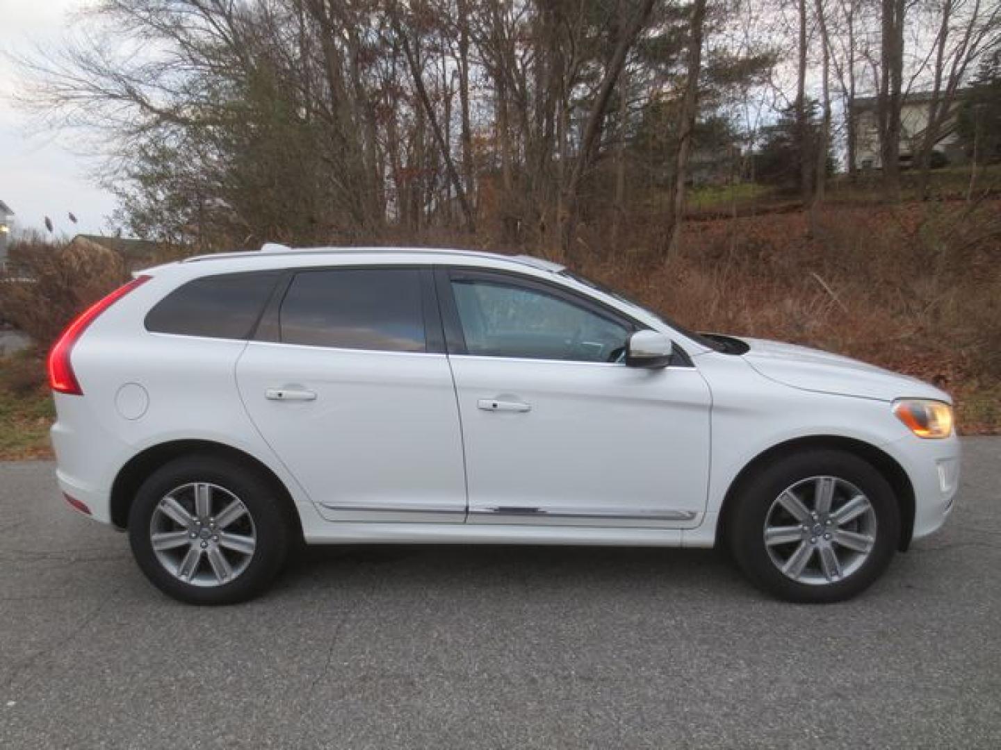 2016 White /Tan Volvo XC60 T6 Drive-E Premier AWD (YV449MRK4G2) with an 2.0L L4 DOHC 16V TURBO engine, Automatic transmission, located at 270 US Route 6, Mahopac, NY, 10541, (845) 621-0895, 41.349022, -73.755280 - Photo#11