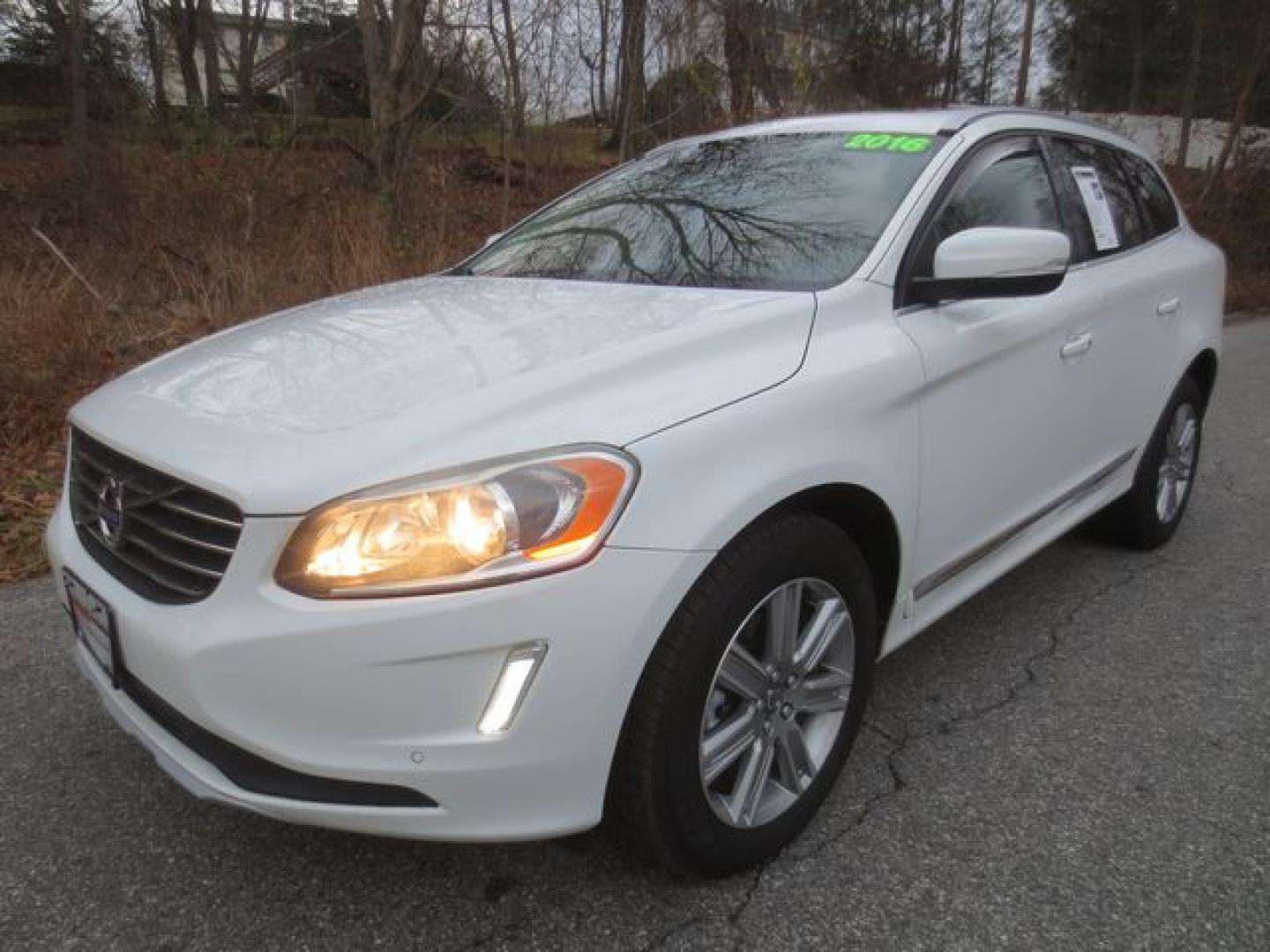 2016 White /Tan Volvo XC60 T6 Drive-E Premier AWD (YV449MRK4G2) with an 2.0L L4 DOHC 16V TURBO engine, Automatic transmission, located at 270 US Route 6, Mahopac, NY, 10541, (845) 621-0895, 41.349022, -73.755280 - Photo#0