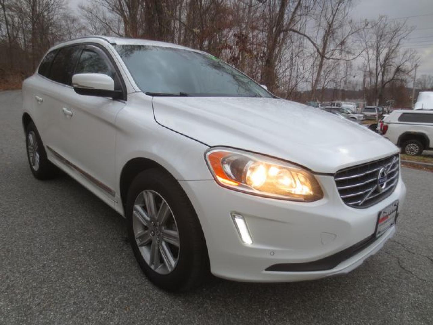 2016 White /Tan Volvo XC60 T6 Drive-E Premier AWD (YV449MRK4G2) with an 2.0L L4 DOHC 16V TURBO engine, Automatic transmission, located at 270 US Route 6, Mahopac, NY, 10541, (845) 621-0895, 41.349022, -73.755280 - Photo#1