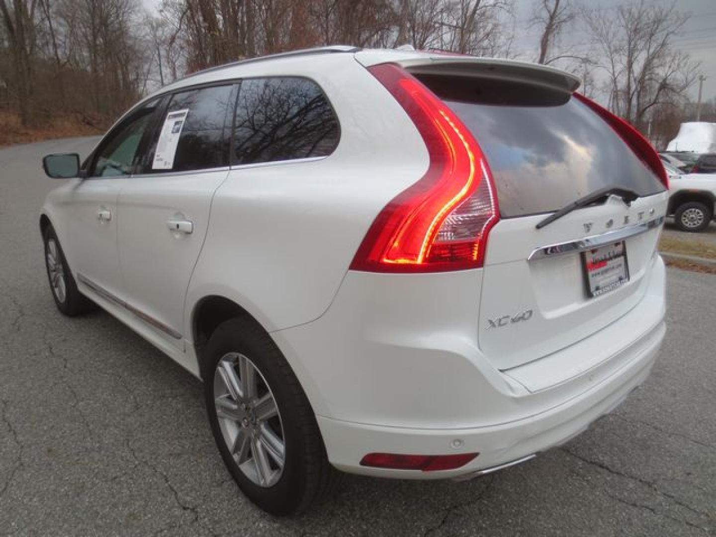 2016 White /Tan Volvo XC60 T6 Drive-E Premier AWD (YV449MRK4G2) with an 2.0L L4 DOHC 16V TURBO engine, Automatic transmission, located at 270 US Route 6, Mahopac, NY, 10541, (845) 621-0895, 41.349022, -73.755280 - Photo#4