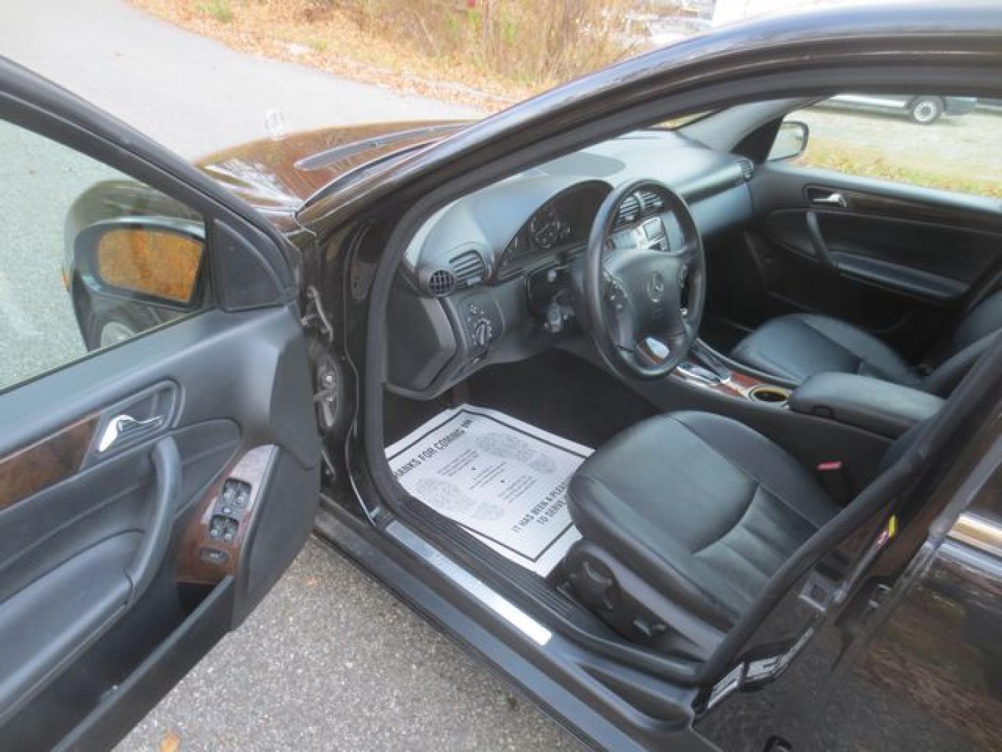 2006 Black /Black Mercedes-Benz C-Class C280 Luxury Sedan (WDBRF92H16F) with an 3.2L V6 SOHC 18V engine, Automatic transmission, located at 270 US Route 6, Mahopac, NY, 10541, (845) 621-0895, 41.349022, -73.755280 - Photo#6