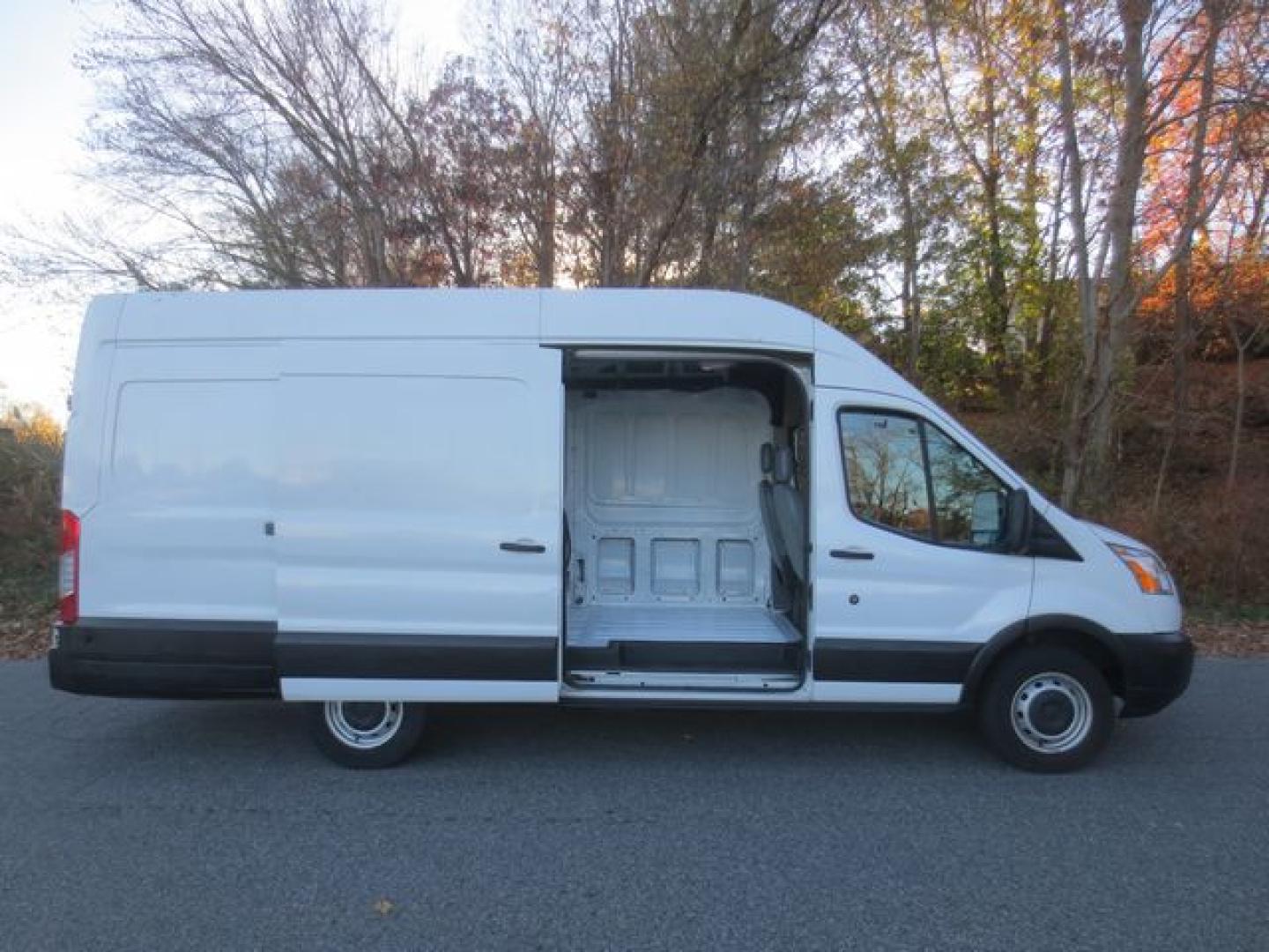 2019 White /Gray Ford Transit 250 Van High Roof w/Sliding Pass. 148-in. WB (1FTYR3XG4KK) with an 3.5L V6 DOHC 24V engine, 6A transmission, located at 270 US Route 6, Mahopac, NY, 10541, (845) 621-0895, 41.349022, -73.755280 - Photo#11