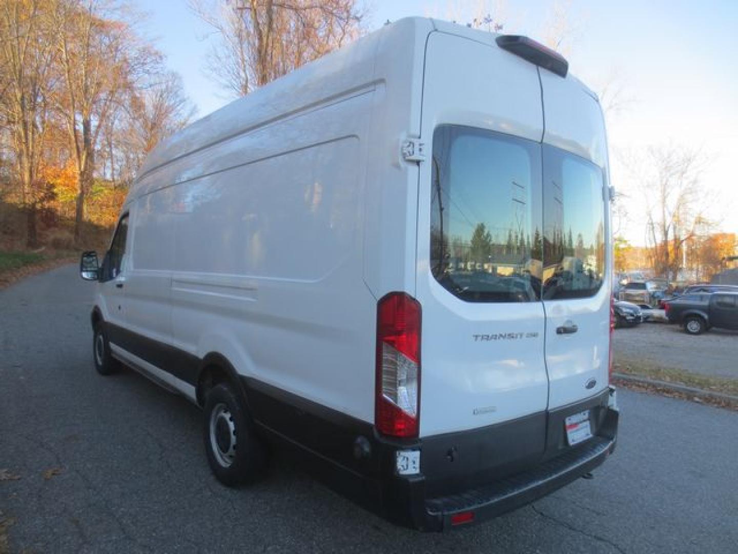 2019 White /Gray Ford Transit 250 Van High Roof w/Sliding Pass. 148-in. WB (1FTYR3XG4KK) with an 3.5L V6 DOHC 24V engine, 6A transmission, located at 270 US Route 6, Mahopac, NY, 10541, (845) 621-0895, 41.349022, -73.755280 - Photo#4