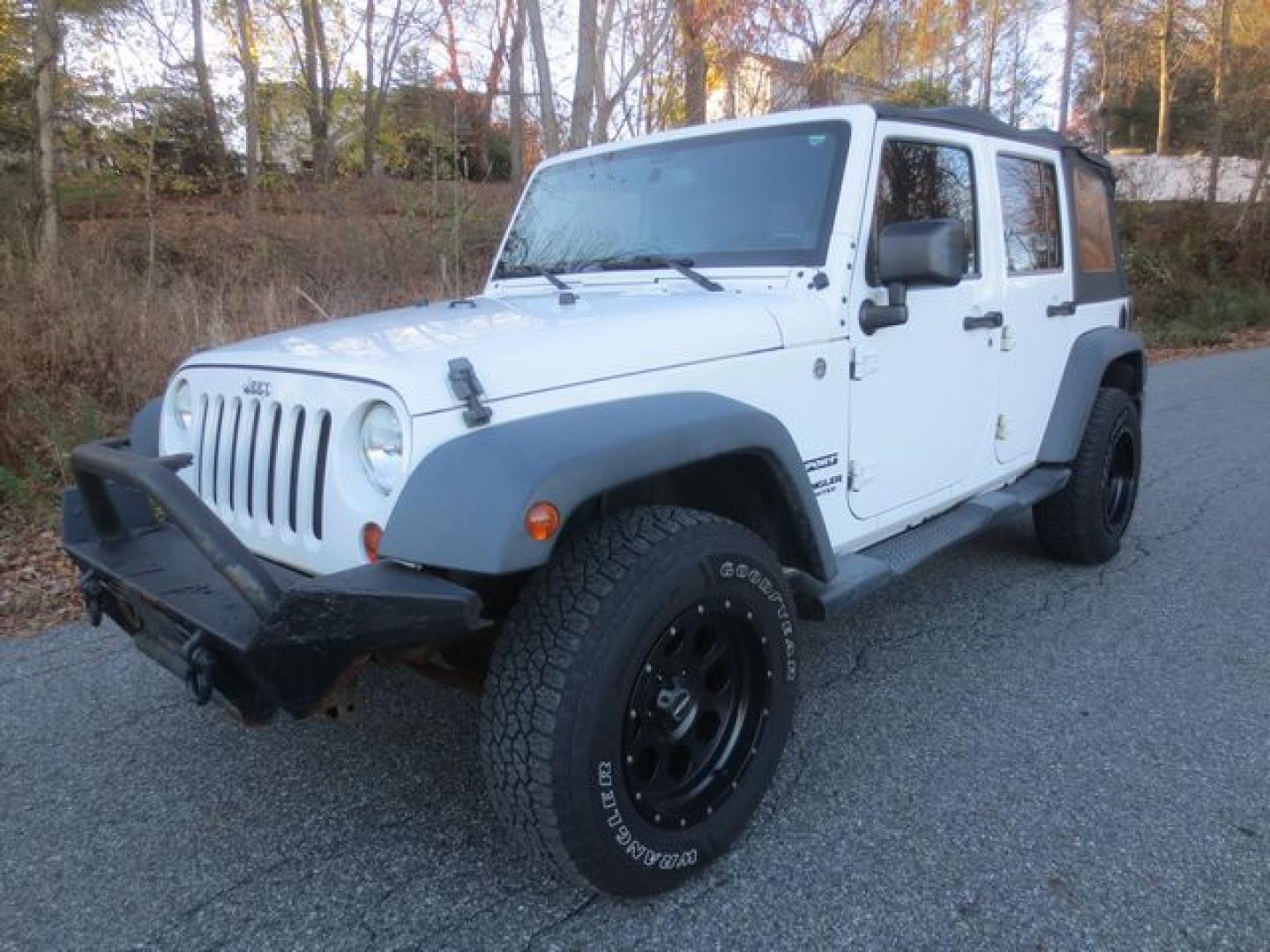 2013 White /Black Jeep Wrangler Unlimited Sport 4WD (1C4BJWDG3DL) with an 3.6L V6 DOHC 24V FFV engine, 6 Speed Manual transmission, located at 270 US Route 6, Mahopac, NY, 10541, (845) 621-0895, 41.349022, -73.755280 - Photo#0