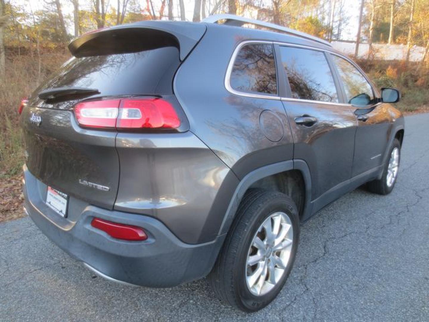 2016 Gray /Black Jeep Cherokee Limited (1C4PJMDB6GW) with an 2.4L L4 DOHC 16V engine, Automatic transmission, located at 270 US Route 6, Mahopac, NY, 10541, (845) 621-0895, 41.349022, -73.755280 - Photo#3