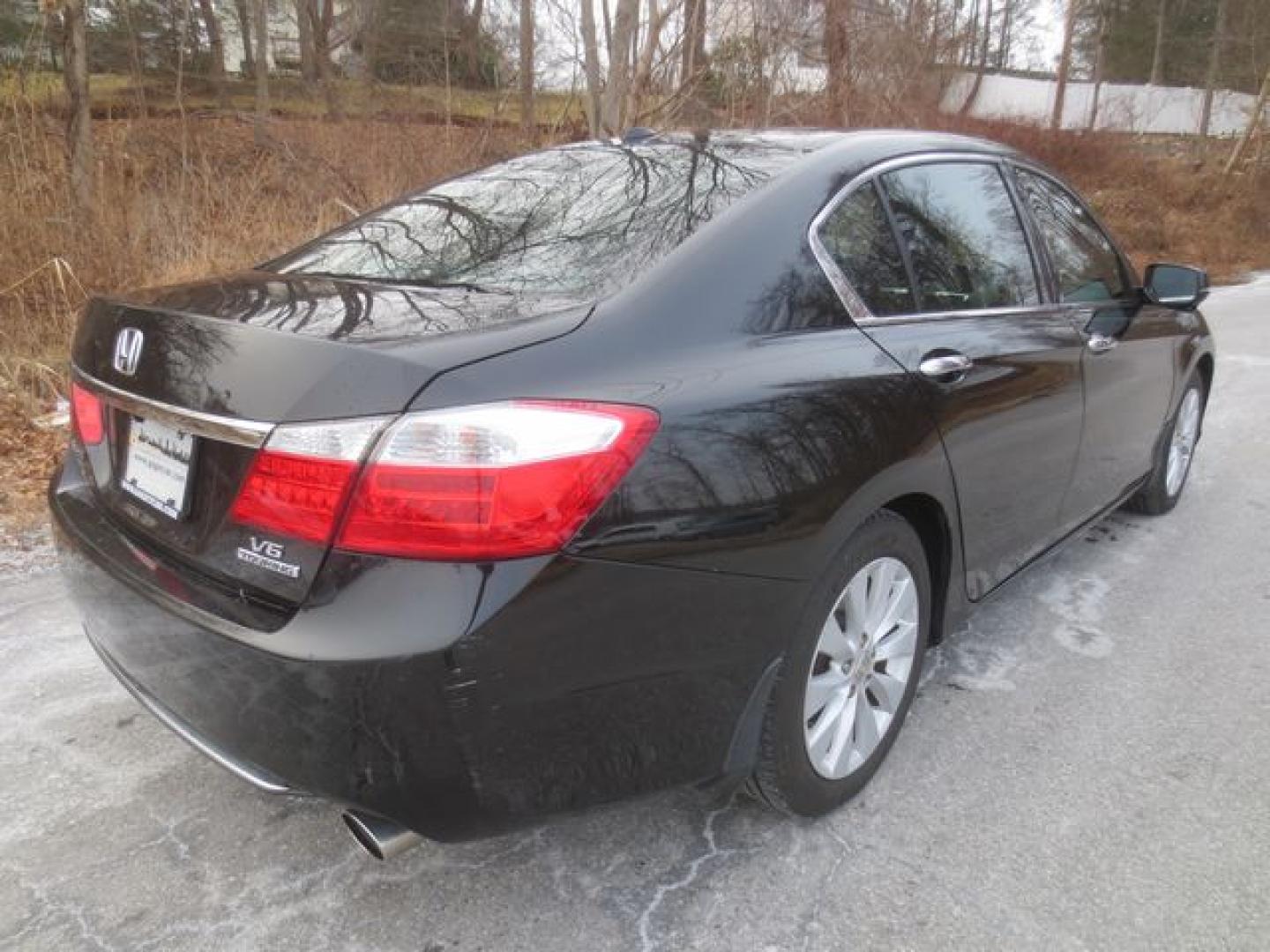 2015 Black /Black Honda Accord Touring (1HGCR3F98FA) with an 3.5L V6 SOHC 24V engine, 6-Speed Automatic transmission, located at 270 US Route 6, Mahopac, NY, 10541, (845) 621-0895, 41.349022, -73.755280 - Photo#3