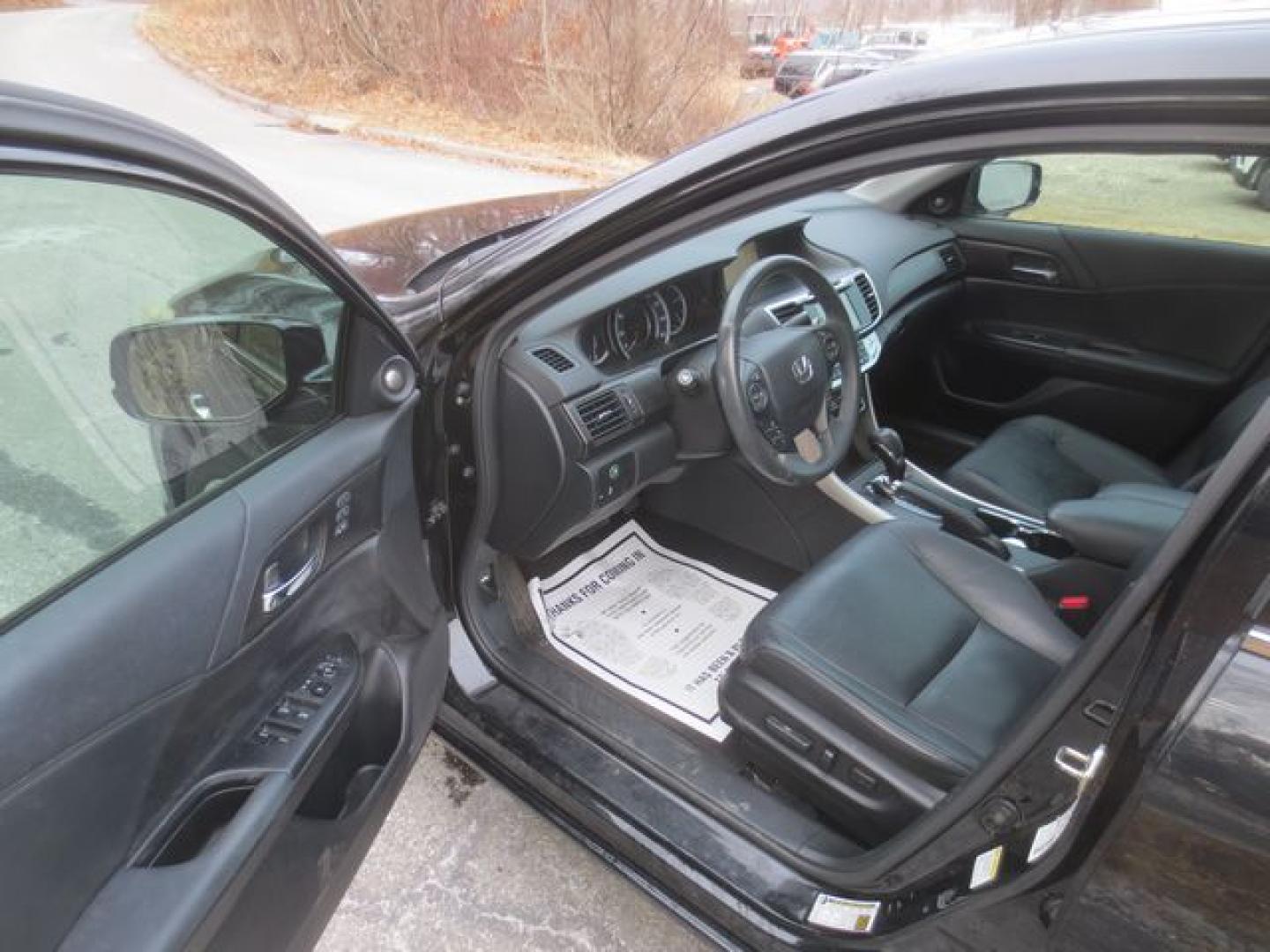 2015 Black /Black Honda Accord Touring (1HGCR3F98FA) with an 3.5L V6 SOHC 24V engine, 6-Speed Automatic transmission, located at 270 US Route 6, Mahopac, NY, 10541, (845) 621-0895, 41.349022, -73.755280 - Photo#6